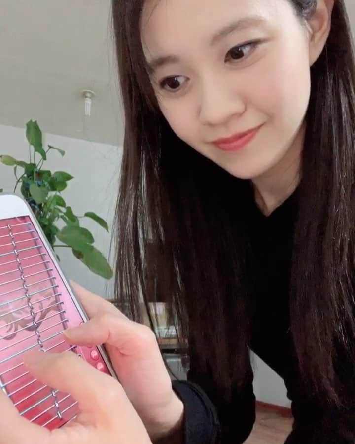 中園理沙のインスタグラム：「Sorry, my phone died in the middle of recording 😂 I tried to show you how to play "Sakura Sakura" (Sakura means cherry blossom )! I will try it again or play a real Chinese zither "Guzheng". I miss the real one soooo much 😍 さ〜く〜ら〜さ〜く〜ら〜、のはずが途中で切れてしまいました😂やはりこれは、そろそろ本物の古筝を弾かねば😍 ・・・ 📕フォルテを出す時はどこに意識を持っていくのが良いですか？どのような練習をしたら太いフォルテが出ますか？ まずは、肩が下がっている事が重要です。フォルテの時に肩の力を意識的に抜き、下げてみて下さい。次に、脱力した腕の重さが鍵盤に沈み込んでゆく感覚を持ってみて下さい。決して鍵盤を"叩く"と意識せず、鍵盤を粘土だと思い、粘土鍵盤の中に腕の重さが沈み込む感覚です。腕の重さが十分に入れば豊かなフォルテが出るので、焦らず練習して下さいね。 ・・・ ※DMは使用しておりません。ご了承下さい。 ・・・ #guzheng #china #古筝 #古筝软件 #ピアニストの日常 #中園理沙 #lisanakazono」