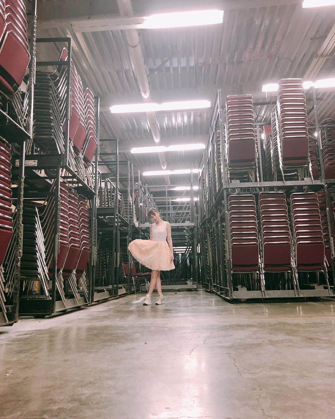 平野綾さんのインスタグラム写真 - (平野綾Instagram)「KawaiiKon最終日終了です！✨﻿ ﻿ 今日はQ&A panel、サイン会、﻿ そしてLIVE‼︎ 閉会式‼︎﻿ ﻿ ﻿ 写真はLIVE直前の様子。﻿ バックステージの椅子の数よ！笑。﻿ ﻿ ﻿ LIVEの衣装はフリフリすぎていつ着ようか温存しておいたやつ笑。﻿ ﻿ 何年か前みたいでしょ😝﻿ ﻿ ﻿ ﻿ #kawaiikon #kawaiikon2019  #hawaii #honolulu ﻿ #qandapanel #autographsession  #live #concert #closingceremony  #ayahirano #平野綾」4月8日 21時29分 - a_ya.hirano