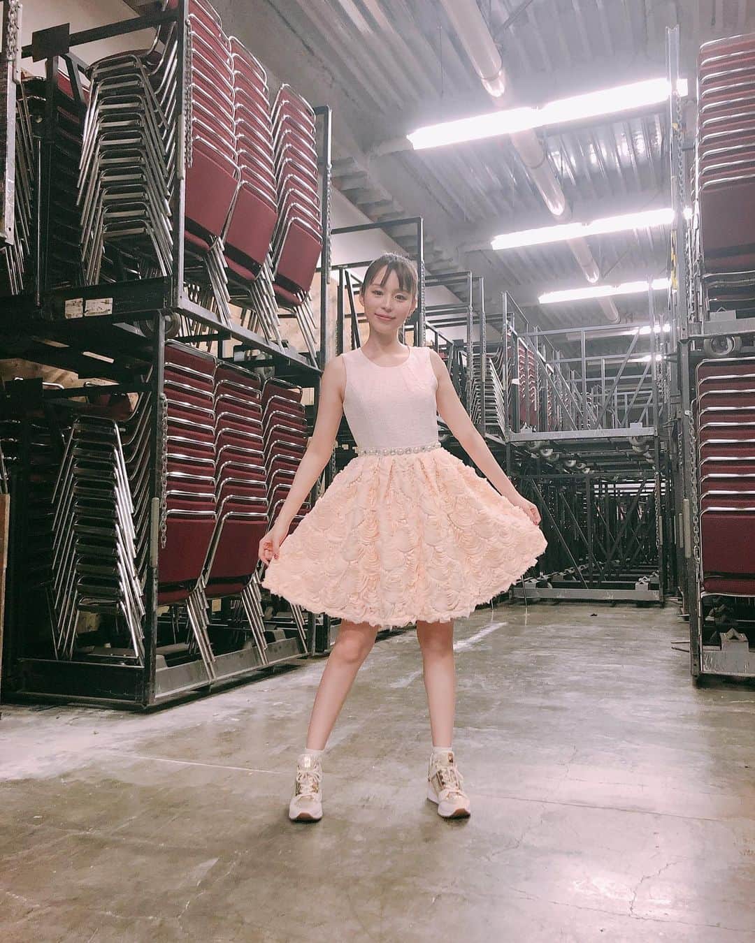 平野綾さんのインスタグラム写真 - (平野綾Instagram)「KawaiiKon最終日終了です！✨﻿ ﻿ 今日はQ&A panel、サイン会、﻿ そしてLIVE‼︎ 閉会式‼︎﻿ ﻿ ﻿ 写真はLIVE直前の様子。﻿ バックステージの椅子の数よ！笑。﻿ ﻿ ﻿ LIVEの衣装はフリフリすぎていつ着ようか温存しておいたやつ笑。﻿ ﻿ 何年か前みたいでしょ😝﻿ ﻿ ﻿ ﻿ #kawaiikon #kawaiikon2019  #hawaii #honolulu ﻿ #qandapanel #autographsession  #live #concert #closingceremony  #ayahirano #平野綾」4月8日 21時29分 - a_ya.hirano