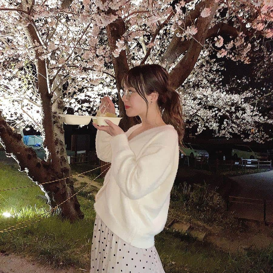 矢田伶華さんのインスタグラム写真 - (矢田伶華Instagram)「今日はお花見日和ではなかったわ…🌸 しようと思ったけど何？いきなり寒すぎる🤣🤣 てなわけで、こないだのやつ載せとく📷 . . . #お花見 #桜 #夜桜 #屋台 #花より団子 #じゃがバター (笑)」4月8日 21時39分 - reika_308