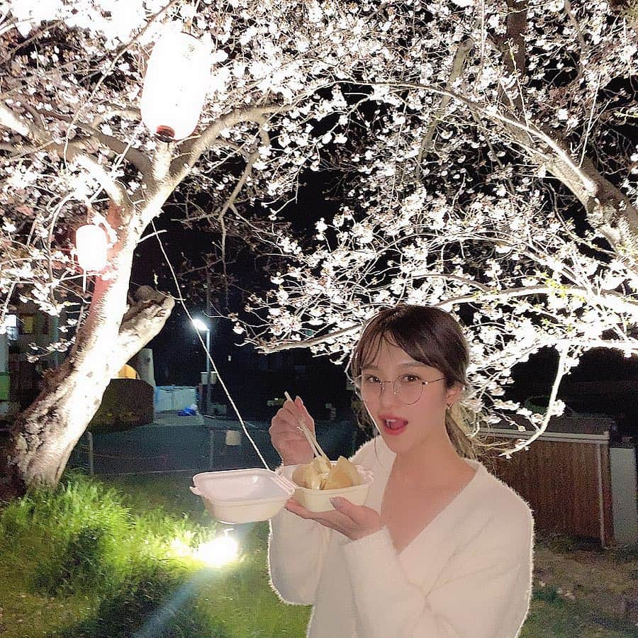 矢田伶華さんのインスタグラム写真 - (矢田伶華Instagram)「今日はお花見日和ではなかったわ…🌸 しようと思ったけど何？いきなり寒すぎる🤣🤣 てなわけで、こないだのやつ載せとく📷 . . . #お花見 #桜 #夜桜 #屋台 #花より団子 #じゃがバター (笑)」4月8日 21時39分 - reika_308