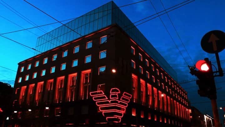 のインスタグラム：「The #EmporioArmani flagship store in Via Manzoni is updated with the iconic eagle logo. An eye catching light display, just in time for #MilanDesignWeek #SaloneDelMobile」