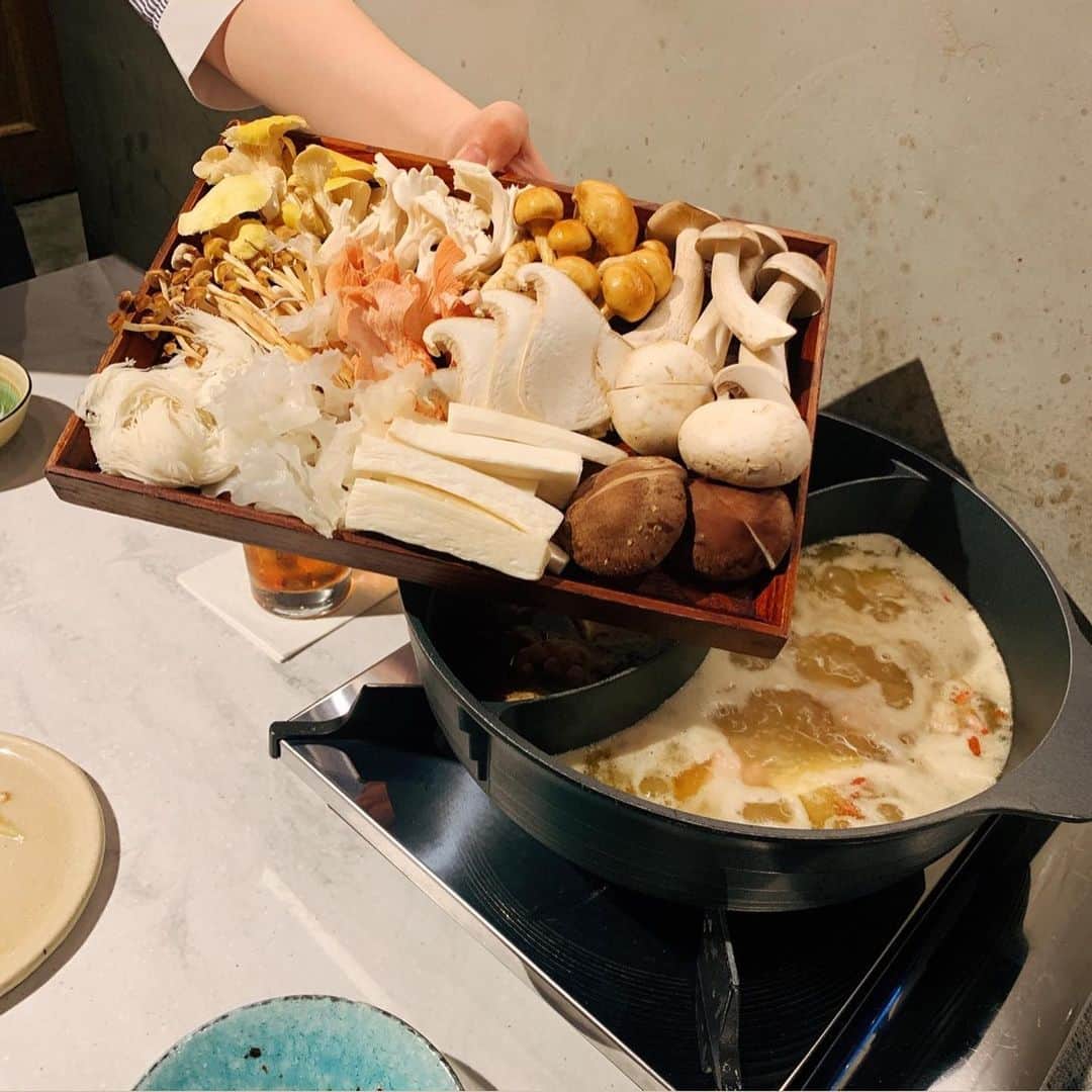 守永真彩さんのインスタグラム写真 - (守永真彩Instagram)「. . 2ヶ月ぶりくらいにルリコさんと夜ご飯🌙 . そんな久々でもないけど 話すこと色々あって時間あっという間だった😂️✨ . 火鍋も美味しかったし、綺麗な人見て目の保養にもなったし、話も色々聴けたし、充実した時間でした🙌🏻❤ . . ️#女子会 #夜の女子会 #夜ごはん #ディナー #火鍋 #火鍋好き #話尽きない #またすぐ会う #可愛い #綺麗 #目の保養 #同い年 #学年は１つ上 #早生まれ羨ましい  #💓」4月8日 21時31分 - maayamorinaga