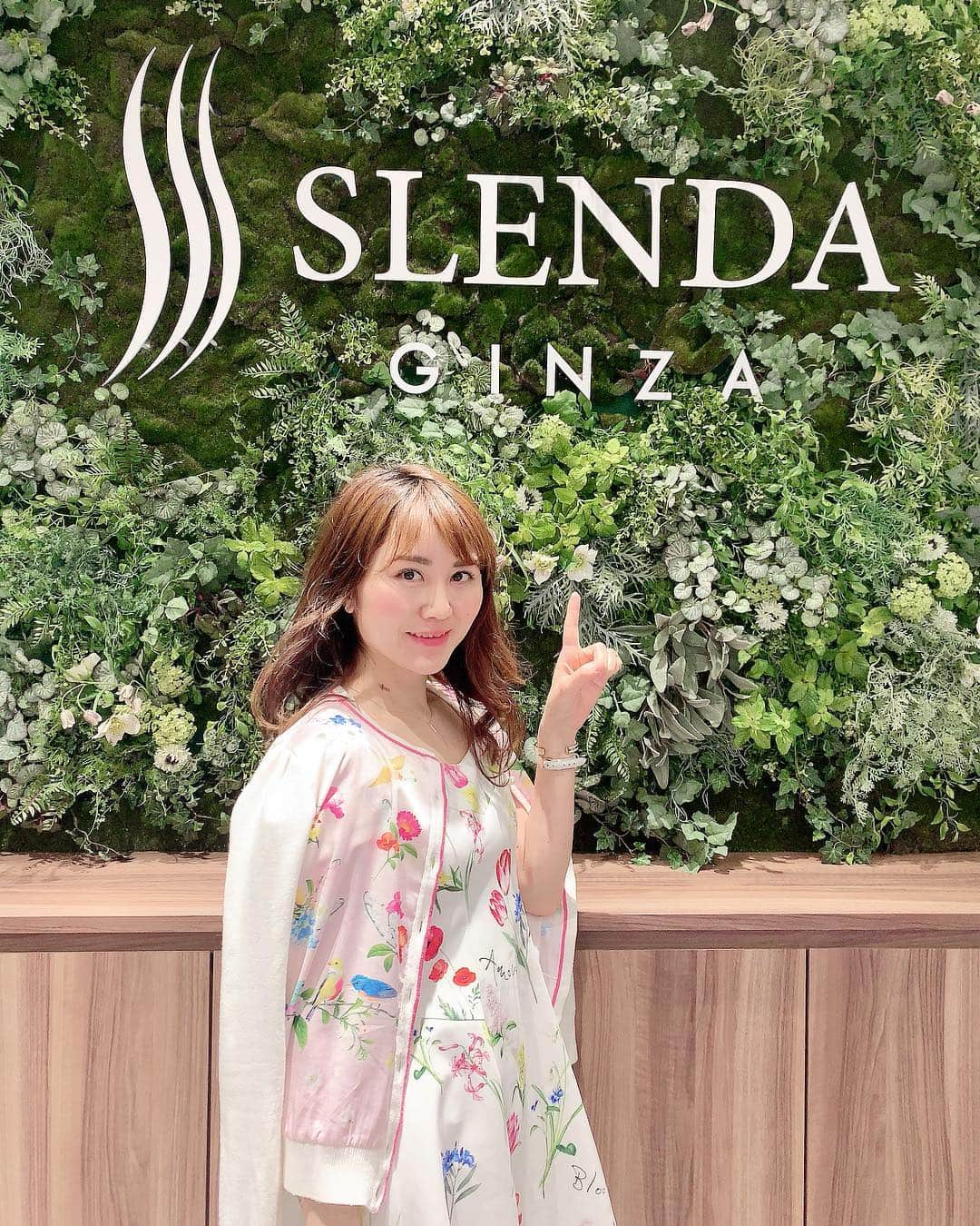 Miku Hirata 平田未来さんのインスタグラム写真 - (Miku Hirata 平田未来Instagram)「スレンダ銀座 (@slendaginza_official)に行ってきました❣️ いろいろ驚きでしたが、まずは、さすが銀座ならではのおしゃれ感✨ * 開放的な空間で天井が高い❣️ ゆったりとした気持ちでエステに臨めます💆‍♀️ * 私が体験したのは、3種類☺️✨ ・バキュームは、脚をあたためてくれる、老廃物を流す&脂肪が柔らかくなるそう🦵 ・ハイフは、お腹にしました❣️ 脂肪分解してくれ、脂肪が溶けて、サイズダウンに導いてくれます→片方ずつ写真を撮って頂きましたが、ラインが変わってきます❣️ ・最後に、EMSは、また脚で、ラインを保ち、代謝をあげてくれるそうです❣️ 初回なので、強さはそこまであげられないそうですが、痛みに若干強いので笑 レベル18くらいにして頂きました✨ * これらの最新の機械は、がん治療にも使用されていたもので、この度、美容のために開発されたそうです。 バキュームと、EMSは動画にまとめました❣️ * そして、そうこうしているうちに、最初に測定された遺伝子結果が判明し、 なんと【パンダ🐼】に😅 動物占いとかではなく、業界最速の60分で出たデータの結果…【とても太りやすい遺伝子】を持っているということに😱 * ショックでしたが、データに基づいたおすすめの 食事方法や🍽サプリを指導され💊 その後は、ゴットハンド整体師によるシルエット改善整体をして頂き生き返りました笑 * 整体は、テレビでよく見るボキボキっというものですが、全く痛みはなく、むしろ気持ちいい伸びをしたような感じ❣️ 全体的に骨が歪んでいて、脚の左右にも1cmの差があり、骨盤も右側が上がっていて、首の骨が🦴💀変な風に出っ張っている、、という悲惨な結果でしたが、 それを60分ほどで治して頂きました😂💓 * 終わる頃には、産後からずっとあった頭のしびれや肩のコリはほぐれ、身体もちょうどいい感じの疲労感になっていました✨ 遺伝子結果の【パンダ🐼】さんもすっかり忘れそうになっていましたが、 美のプロに帰りがけにアドバイスもまた頂き、心を入れ替えました☺️💓 * とてもゴージャスな体験ですが、 実際に「人生最後のエステに」という言葉が実感できます🥰 * いつもと違う #科学的アプローチ を体験されてはいかがでしょうかっ💓 * * 📍 104-0061 東京都中央区銀座2丁目3-1 Ray Ginza 7F * * #slendaginza  #スレンダ銀座 #slenda #痩身エステ #サイエンスエステ #ボディメイクレシピ #遺伝子検査ダイエット #遺伝子検査 #セルライトマッサージ #最新エステ #セレブエステ #ヨンアちゃん #モデル体重 #健康体重 #標準体重 #銀座エステ #整体マッサージ  #chesty #チェスティ #チェスティワンピース #チューリップ柄 #花柄ワンピ #ママコーディネイト #男の子ママコーデ #3歳男の子ママ #1歳男の子ママ #いいね返し #いいねした人全員フォローする」4月8日 21時35分 - miku.hirata