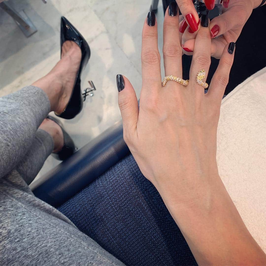 mioさんのインスタグラム写真 - (mioInstagram)「I’m in the mood for black color nails. Is it devilish or divine?」4月8日 21時36分 - mio_harutaka