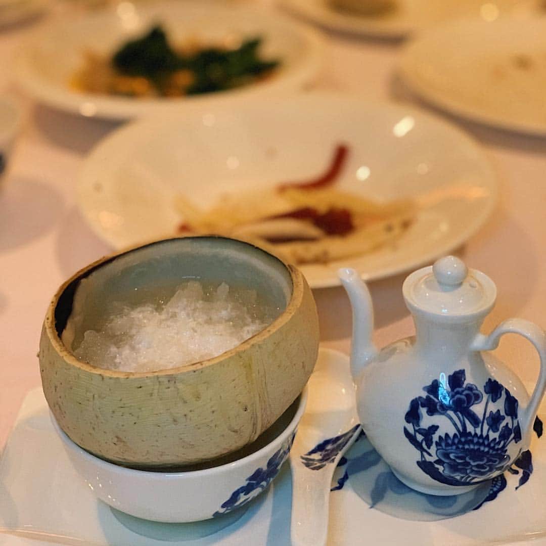 karen okajimaさんのインスタグラム写真 - (karen okajimaInstagram)「ㅤㅤㅤ ㅤㅤㅤ マカオで1番美味しかったのは Wynn Macauの中にある ミシュラン2つ星の京花軒さん❤️ ㅤㅤㅤ  本格的な譚家菜の料理✨ 中国の伝統の趣を表現した庭付きの 親密な空間でめっちゃオシャレでゴージャス💫 ㅤㅤㅤ  全ての料理が素晴らしくて盛り付けも綺麗✨✨ 松茸たーっぷりのスープはもう本当に 絶品としか言い様がない代物🤤 ㅤㅤㅤ  高級食材のツバメの巣も初めて食べたよ💓 これは言葉に表せないくらいお上品でおいしかったです✨ マカオに行った際はぜひ行ってみて下さいね❤️ ㅤㅤㅤ #マカオ #Macau #マカオ旅行 #京花軒 #WynnMacau #おかじ旅行記 #岡島かれん  #ギャラクシーマカオ #galaxymacau #グルメ岡島 #マカオディナー」4月8日 21時48分 - karenokajima0318