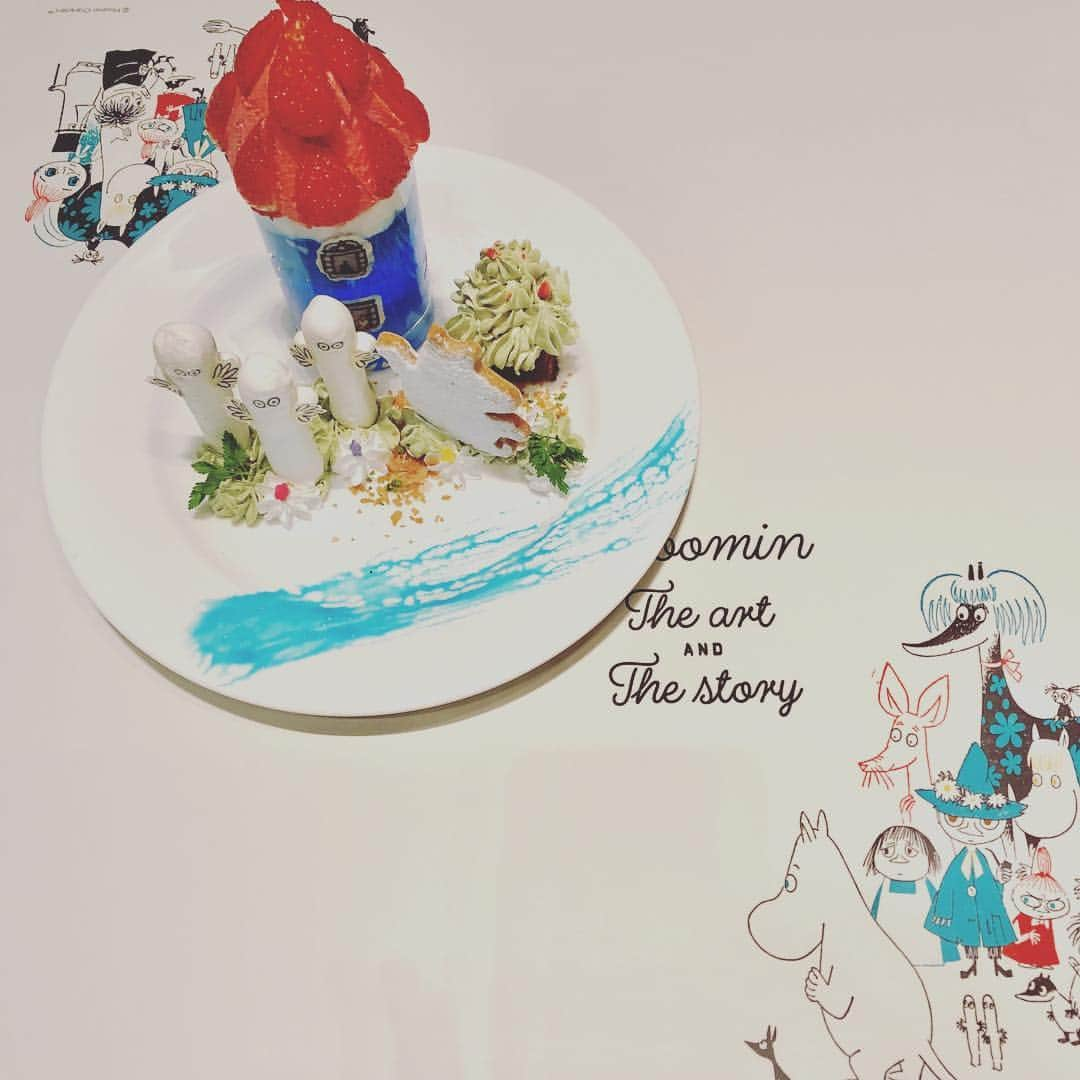 フィガロジャポンさんのインスタグラム写真 - (フィガロジャポンInstagram)「明日から始まる『ムーミン展 THE ART AND THE STORY』（4/9～6/16）＠森アーツセンターギャラリー。原画やスケッチを中心に約500の展示品で構成され、ムーミンの世界とトーベ・ヤンソンの想像力を堪能できる展覧会です。充実のミュージアムショップ、写真を撮らずにいられない隣のカフェのコラボメニューにもご注目を！（編集NS） #ムーミン展 #トーベヤンソン #figarojapon」4月8日 21時40分 - madamefigarojapon