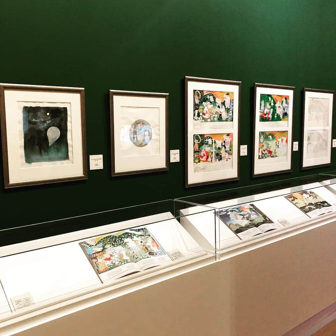 フィガロジャポンさんのインスタグラム写真 - (フィガロジャポンInstagram)「明日から始まる『ムーミン展 THE ART AND THE STORY』（4/9～6/16）＠森アーツセンターギャラリー。原画やスケッチを中心に約500の展示品で構成され、ムーミンの世界とトーベ・ヤンソンの想像力を堪能できる展覧会です。充実のミュージアムショップ、写真を撮らずにいられない隣のカフェのコラボメニューにもご注目を！（編集NS） #ムーミン展 #トーベヤンソン #figarojapon」4月8日 21時40分 - madamefigarojapon