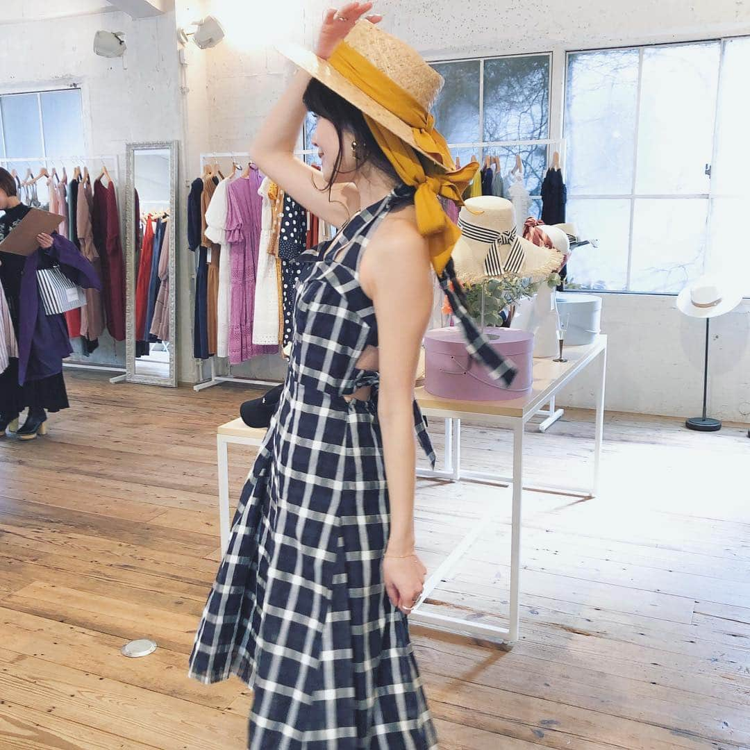 chinatsu614さんのインスタグラム写真 - (chinatsu614Instagram)「Romantic Summer vibes. ﻿﻿ I'm longing for Summer☀︎﻿﻿﻿ #summerdress #summervibes #chapeaudo #estellak ﻿ ・﻿ ・﻿﻿﻿ ・﻿﻿﻿ ﻿﻿﻿ 𓁺𓁺 ﻿﻿﻿ @_estella.k_  と言えば﻿﻿﻿ オトナの適度な肌見せデザイン。﻿﻿﻿ ﻿﻿﻿ このチェックのサマードレスは背中のデザインが可愛いの♥︎ ﻿﻿﻿ ﻿﻿﻿ @chapeaud_o の新作ハットは ﻿ マスタードイエローが﻿新鮮だった♩﻿﻿ ﻿﻿﻿ 夏が待ち遠しい☀︎ ﻿﻿ ﻿﻿ ・﻿﻿ ・﻿﻿ ・﻿﻿ with/ @sayaka.atoguchi」4月8日 21時48分 - chinatsu614