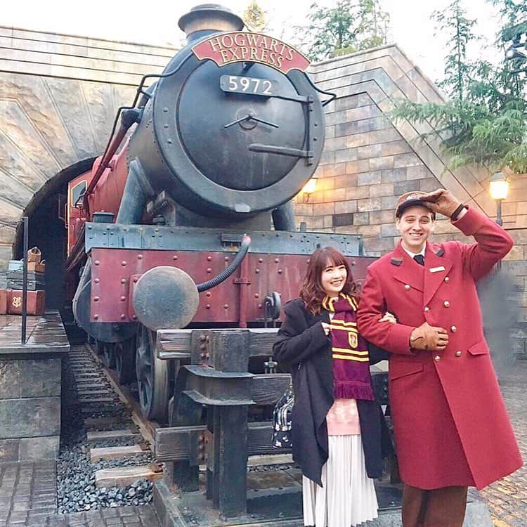 浅井麻里さんのインスタグラム写真 - (浅井麻里Instagram)「💫🧙‍♀️﻿ ﻿ 昨日に引き続き、USJ投稿⭐️﻿ ﻿ USJのハリーポッターエリアで﻿、 ホグワーツ特急の車掌さんと♥️﻿ ﻿ ﻿ 写真撮る前に、﻿ 「キミはグリフィンドール生？」とか﻿ ハリポタトークもしてくれたー！💕﻿ (写真2枚目⏩)﻿ ﻿ 車掌さんが話すのは英語だから、﻿ 〝グリフィンドール〟とかハリポタ関連の﻿ 単語の発音がめっちゃ良くて﻿ 会話楽しかった🎵😆（笑）﻿ ﻿ ﻿ #ユニバーサルスタジオジャパン#ユニバ#ハリーポッター#ホグズミード#ホグワーツ特急#タビジョ#ハリポタエリア#ハリーポッターコスプレ#ハリポタコス#taviレポ#グリフィンドール生#usj#universalstudiojapan#tabijyo#universalstudiojapanosaka」4月8日 21時43分 - mari_asai_625