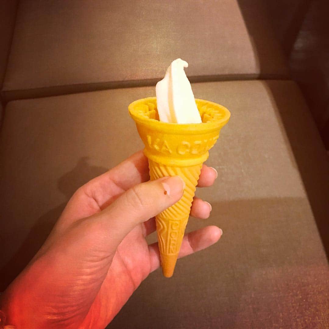 緒月遠麻さんのインスタグラム写真 - (緒月遠麻Instagram)「☆ これくらいの量で 丁度いい。  #ソフトクリーム #🍦 ちょっとだけ食べたいやつ。」4月8日 21時44分 - toma_ozuki