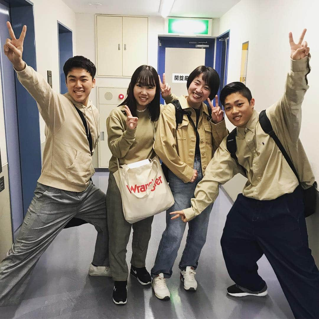 東洋医療専門学校さんのインスタグラム写真 - (東洋医療専門学校Instagram)「☺︎☺︎☺︎ . ＼🌷放課後 のぞき見👀／ . 一昨日の入学式を終え、 先輩方よりも一足先に新1年生が登校😊✨ . 授業後の皆さんを突撃しました🏃‍♀️💨 . 写真は元気いっぱい救急救命士学科のみなさん😊🌱 . #東洋医療専門学校 #東洋のぞき見 #放課後 #新一年生 #入学式後 #初登校 #もうすぐ #本格的に #授業開始です . #写真のポーズは #確か #和歌山ポーズ #だったっけ #違うかも #また教えてください #ベージュ #率 #高いね #また明日も #頑張ろう . #東洋 #医療 #専門学校 #新大阪 #歯科技工士 #救急救命士 #鍼灸師 #柔道整復師 #楽しい学校生活」4月8日 21時46分 - toyo_medical_college