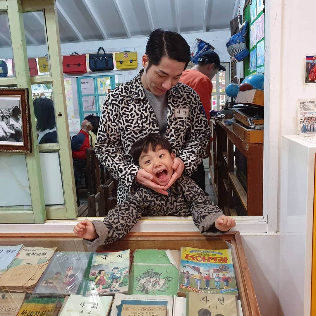 PORINさんのインスタグラム写真 - (PORINInstagram)「둘다웃는거 넘나귀욥구요❤  #아빠랑아들#붕어빵#내새끼들#큰아들#작은아들#추억의달동네#옛날교복#엄마빠시대는아니양., #추억#우리셋#ddr#디디알도했음#추억놀이#교복 #경주여행#휴무#시코생일#기요미#럽스타그램#우리#가족#애스타그램#6살#사랑해#애교쟁이#아들」4月8日 21時51分 - pppori