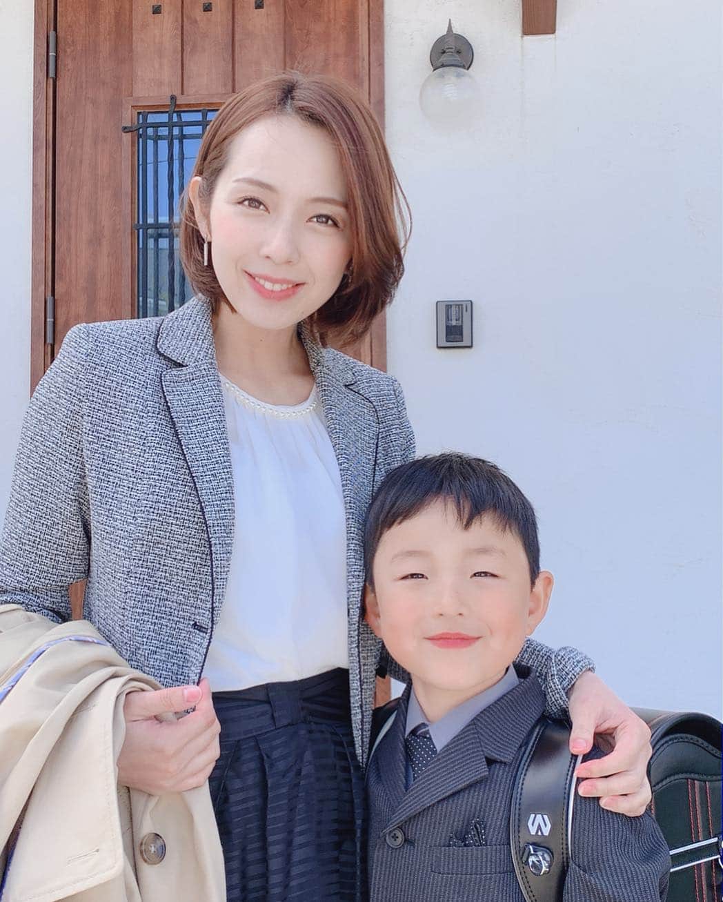 若林翔子のインスタグラム：「* * 次男そうまる。無事入学です！！ 今日からついに小学生男子2人のママ！！ 待ってましたーーーー🤗🤗🤗 いろいろ楽になる〜❤️と思ってたけど、 今日一日習い事やらいろんな書類やら明日の準備やらで、ほんと今日の記憶ぶっ飛んじゃってるくらい忙しかったーー😭  まぁ何はともあれ😅 たくさん勉強してたくさん遊んでくれ❤️ * *  #入学式 #ピカピカの #1年生 #兄のおさがり小さかった #早く明日にならないかな〜❤️ #って言ってた笑 #純粋っていいな」