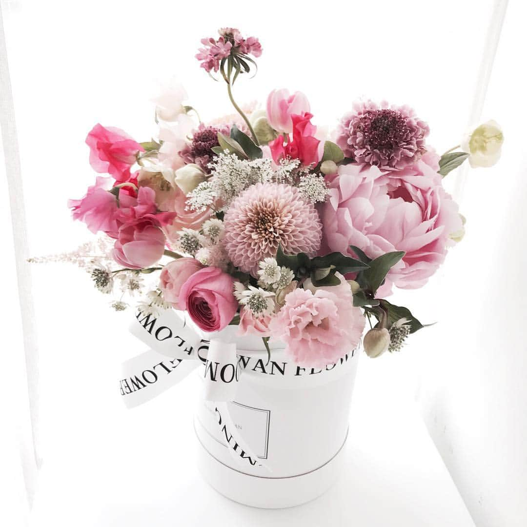 Florist.janeさんのインスタグラム写真 - (Florist.janeInstagram)「늘 예쁜 #블스박스 💕 . . . . . . 👏🏻모든 주문건은 예약제로 받습니다.꽃이 필요한 날 기준으로 3,4일 전 미리 예약주세요😻 ✌🏻주문/ 클래스문의 - janejoung310 카카오톡 (레슨중에는 전화 상담이 어렵습니다. 카카오톡 주시면 빠르게 상담 도와드리겠습니다) . . . . . .  #꽃선물 #부케 #논현동꽃집 #florist #flowers  #블루밍스완  #블루밍스완플라워 #일상 #꽃배달 #꽃다발#데일리  #플라워레슨 #플로리스트 #플라워클래스 #꽃 #꽃스타그램  #플로리스트학원#花#예쁜꽃집#花店#花艺师 #花卉研究者 #꽃집추천 #花农 #학동역꽃집 #강남꽃집」4月8日 21時54分 - jane.florist