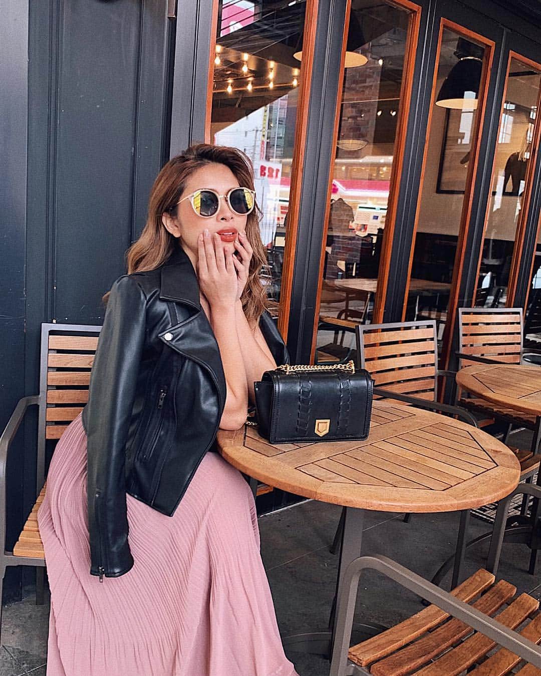 Airi Shibuyaさんのインスタグラム写真 - (Airi ShibuyaInstagram)「前ポストの全身はこんな感じ❤︎ . プライベートでロングワンピース 着たのいつぶりだろ🙈🙈笑 . 甘くなりすぎないようにライダースを羽織ったよ😎💕 . パイソン柄のサンダルもお気に入り❤︎ . #ootd#outfit#fashion#duras#コーデ#春コーデ#ライダースジャケット#レザー#パイソン柄」4月8日 21時57分 - _airi088