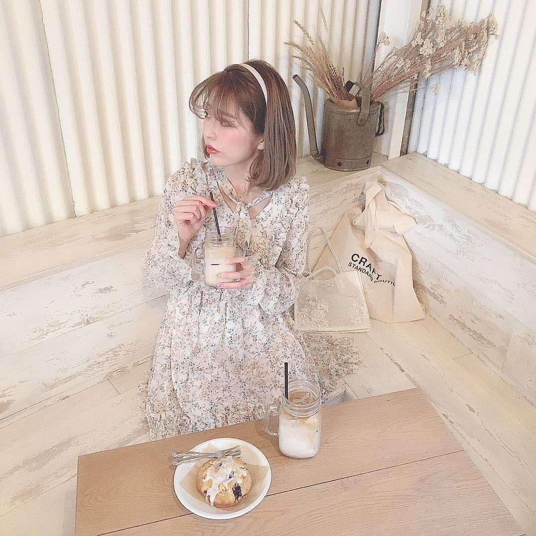 ひこ乃さんのインスタグラム写真 - (ひこ乃Instagram)「☕︎⠀ ⠀ 前髪がポヨンってなってる𓃠 今日は雨だったけどもう桜も見納めかな？ そんな中、 @sbeautyclinic にも行けて、 お肌の調子が超絶いい！😻 たるみのレーザーは月一必ず！ 今日ストーリーに載せてるやつだよ♫ そのおかげで実年齢に見られたことが一度もない。。笑⠀ 若いうちから始めれば始めるほど老化を 遅くさせられるから絶対お肌のお手入れやるべき！⠀ ⠀ #エスビューティークリニック#アンチエイジング#美容好き#ひこ乃美容レポ#815coffeestand#도쿄여행#도쿄카페」4月8日 22時02分 - hikono0909