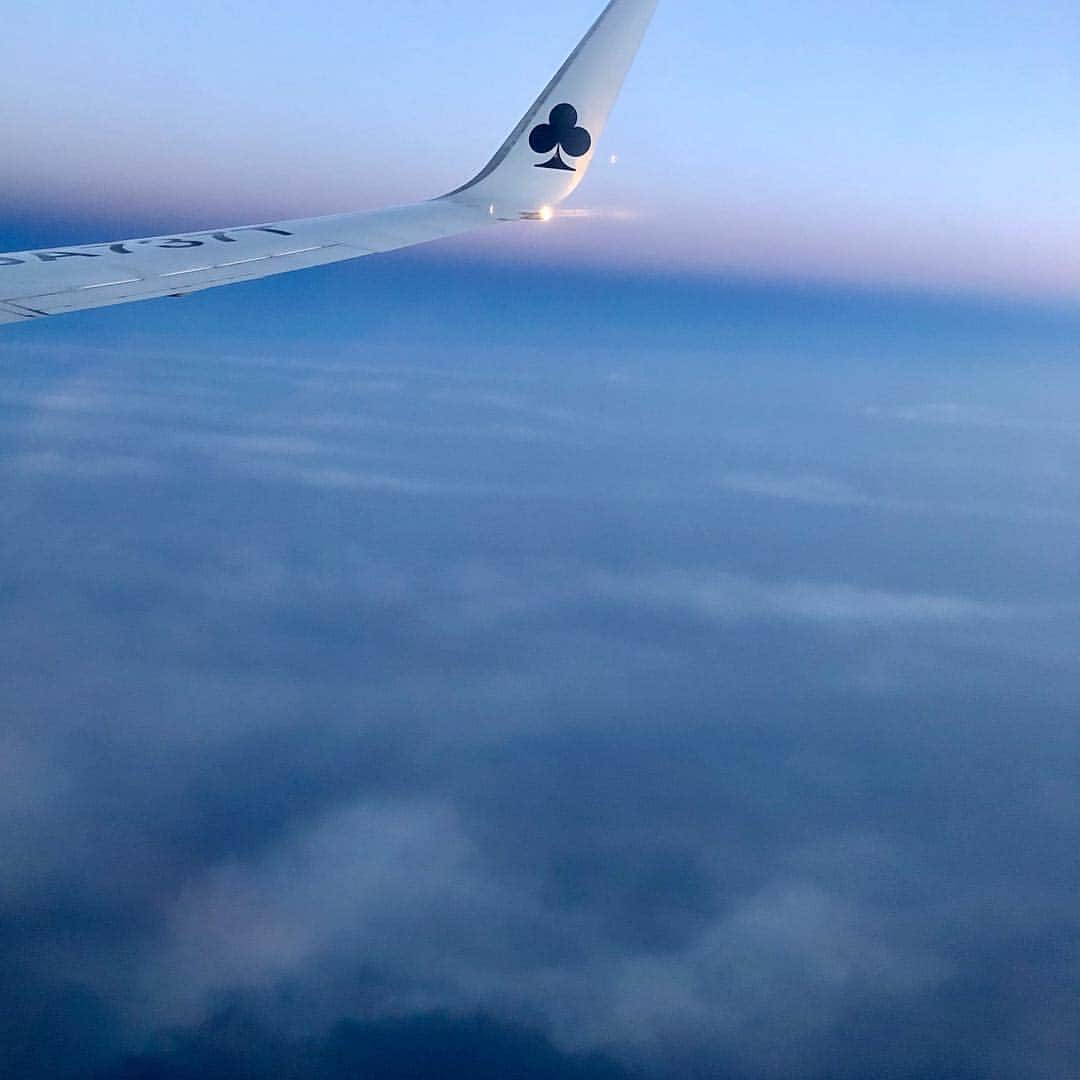 沢田ゆうのインスタグラム：「お天気にも恵まれた福岡での撮影 帰りの飛行機からの グラデーションの空 ご褒美…♡ #beautifulsky」