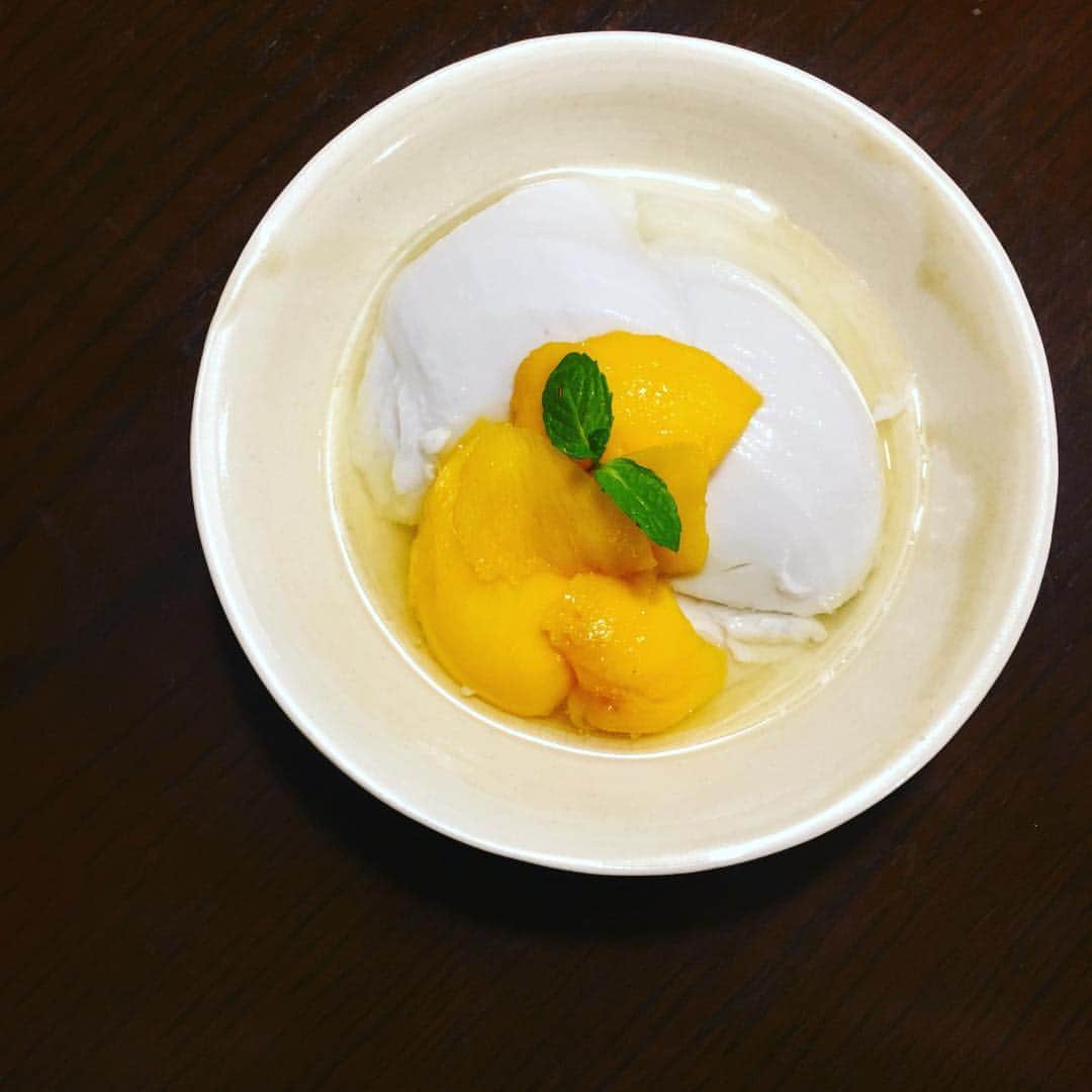 志摩有子さんのインスタグラム写真 - (志摩有子Instagram)「ふふ、デザートも作っておいた。ココナッツミルクゼリーにマンゴーとレモン汁入りシロップ。疲れた体に優しい甘さが沁みるー。マンゴーはタイ産のお手頃価格のもの。でも甘さバッチリ。レシピは水50CCにゼラチン12g、砂糖40ｇを火にかけて溶かしてから、ココナッツミルク1缶と牛乳300CCを加えて漉してから冷蔵庫で固めるだけ。簡単すぎるけれどお気に入り。 #ココナッツミルクゼリー #杏仁豆腐とはひと味違う #優しい甘さ #デザートタイム」4月8日 22時07分 - ariko418