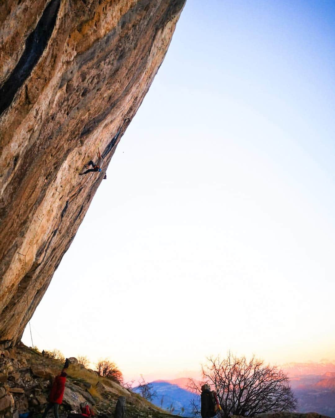 ミレーさんのインスタグラム写真 - (ミレーInstagram)「Currently spending more time on this route than anywhere else on the planet, @symon9v is working hard on Mr. Hyde (8C+) in Ceüse 📷 @marion_thoms  #MilletRiseUp #climbing #rockclimbing #rockclimb #ceuse #céüse #klettern #escalade」4月8日 22時09分 - millet_mountain