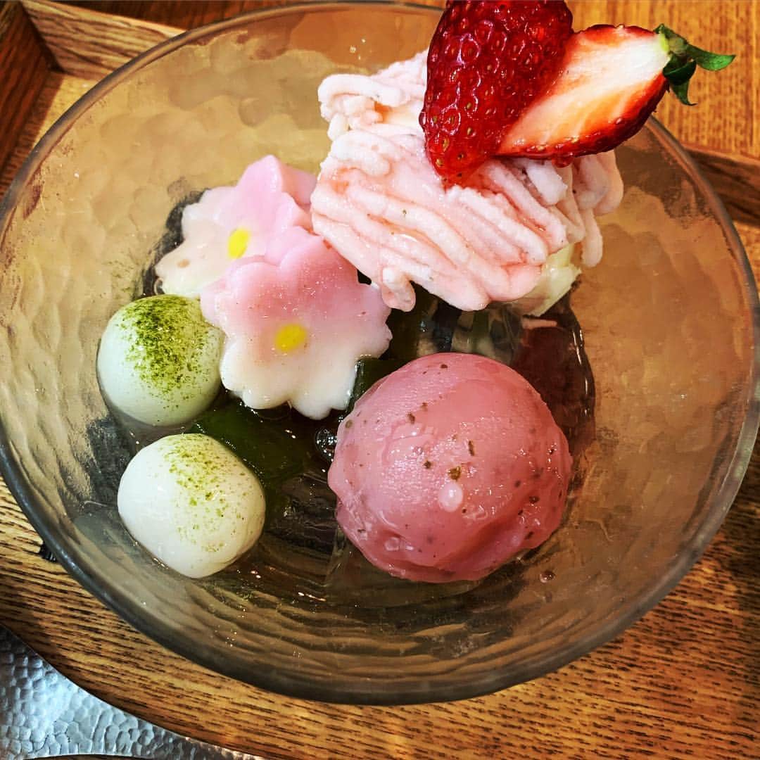 丸瀬こはるのインスタグラム：「さくら味すき～🥺 #桜スイーツ #桜味 #桜味大好き #渋谷マークシティ #丸瀬こはる #ここまるの美食探索」