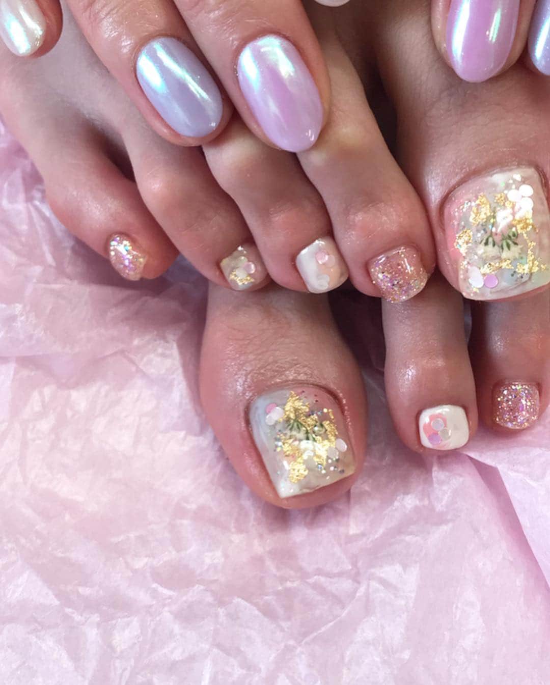 舟山久美子（くみっきー）さんのインスタグラム写真 - (舟山久美子（くみっきー）Instagram)「💅💅💅💅🌸🌸🌸🌸🌸🌸🌸ポリッシュも可愛いけど ジェルも可愛い。 シンプルだけど、絶妙な輝きが なんともいえない☺️✨ 大人になってもワクワク。ドキドキに制限は無いものだなと。  みんなのコメント見ていたら 出逢いもあれば別れも多い季節なのですね🌸🌸 毎年新しい出会いと別れを繰り返していきますが、また逢えた時にお互い笑顔だった時の嬉しさと言ったら✨✨😍 会ってなくても久しぶりにあった時 『あの時』に戻れる関係っていい歳の取り方だなぁと感じます✨  いろんなきっかけをくれる春🌸  という事でネイルも春満開に なったんだなぁ〜🥰 あさみ、みさきちゃんありがとう✨ @cherielamer_asami  @cherielamer_misaki  #new #nail #pink #cherryblossom #桜ネイル #儚さと希望 #ネイル #ピンクネイル #春ネイル #ときめき」4月8日 22時12分 - kumikofunayama