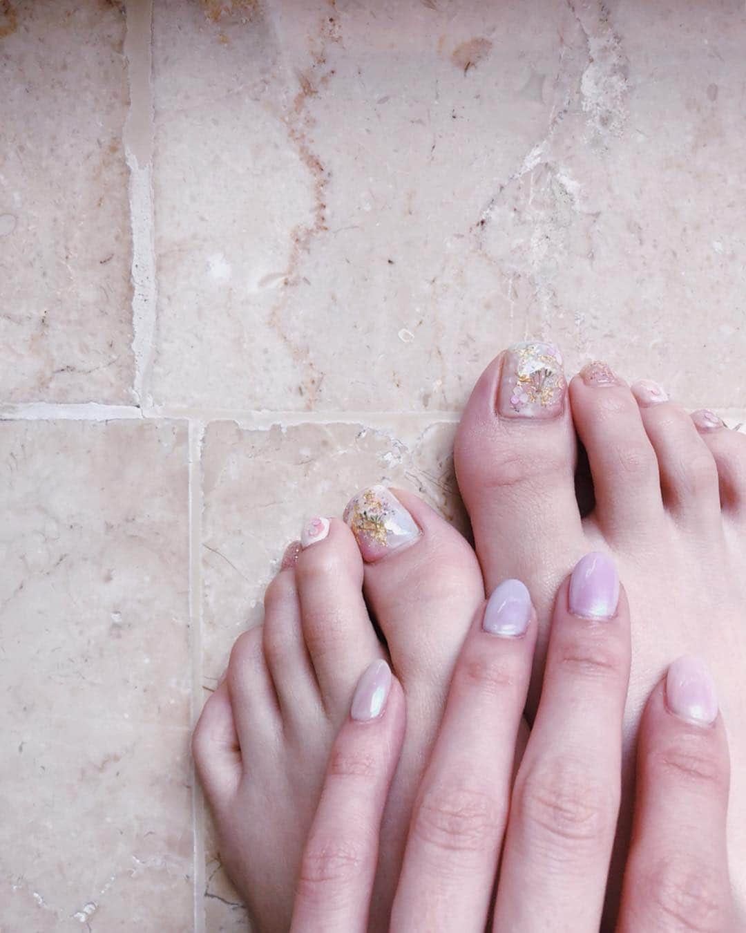 のインスタグラム：「💅💅💅💅🌸🌸🌸🌸🌸🌸🌸ポリッシュも可愛いけど ジェルも可愛い。 シンプルだけど、絶妙な輝きが なんともいえない☺️✨ 大人になってもワクワク。ドキドキに制限は無いものだなと。  みんなのコメント見ていたら 出逢いもあれば別れも多い季節なのですね🌸🌸 毎年新しい出会いと別れを繰り返していきますが、また逢えた時にお互い笑顔だった時の嬉しさと言ったら✨✨😍 会ってなくても久しぶりにあった時 『あの時』に戻れる関係っていい歳の取り方だなぁと感じます✨  いろんなきっかけをくれる春🌸  という事でネイルも春満開に なったんだなぁ〜🥰 あさみ、みさきちゃんありがとう✨ @cherielamer_asami  @cherielamer_misaki  #new #nail #pink #cherryblossom #桜ネイル #儚さと希望 #ネイル #ピンクネイル #春ネイル #ときめき」