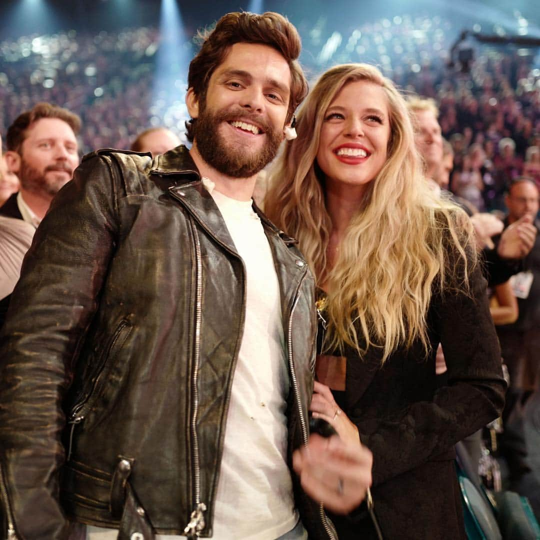 E! Onlineさんのインスタグラム写真 - (E! OnlineInstagram)「“No big deal. Just married to the #ACMs Male Artist of the Year.” - @laur_akins. Link in bio for the complete set of Country winners from last night’s show. (📷: Getty Images)」4月8日 22時22分 - enews