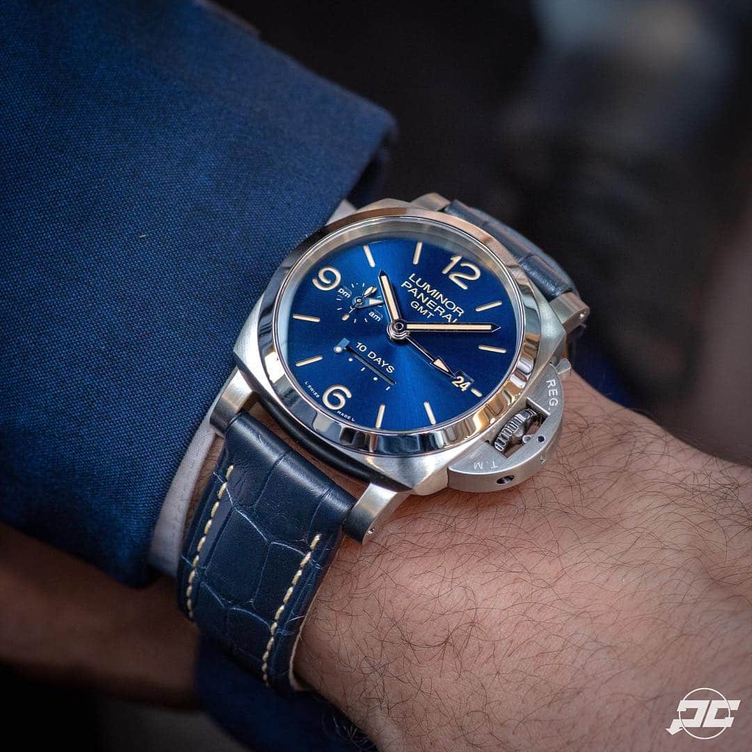 パネライのインスタグラム：「This special edition #Panerai #PAM986 for Design Miami packs a punch. This 44mm Luminor Marina features a 10 day power reserve, GMT, date, and beautiful blue sun brushed dial. Sexy isn’t it? #paneraicentral」