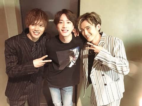 手島章斗さんのインスタグラム写真 - (手島章斗Instagram)「JUN(from U-KISS) 1st Event 2019 ~Phenomenal World~🔥🔥 かずくんと2人で ゲスト出演させて頂きました！🙏 キスミーさん温かすぎました、、 本当に感謝感謝ですm(__)m ありがとうございます！！ そしてCollarsのオレンジもたくさんあった😭 みんな本当にありがとー😭 心強かったです！！ 2017年にコラボ配信した、「ABSTRACT」 やっと初めてJUNと歌えて、 U-KISSさんの Face Offも歌わせてもらって 楽しくて、楽しくて、楽しくて、楽しすぎました！！！ JUNさいこーだ！！！🔥🔥 また絶対一緒に歌おうね！  改めておめでとう^ ^！ #JUN #ukiss #solidemo  #手島章斗 #佐々木和也」4月8日 22時16分 - akito_solidemo_official