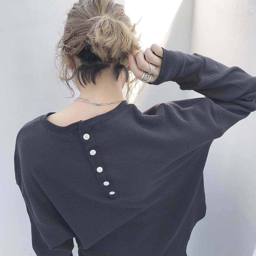 のインスタグラム：「. 一番人気のカラーが明日再入荷です☺︎ @flugge_official creamy thermal tops✔︎私も撮影の時しか着れてないから欲しい🤔 よく髪結び方聞かれるんですが、ほんっとに適当に巻いて適当にワックスつけて適当に結んでるだけ🙌5分でできます🕴 大阪散々飲み歩いて楽しかったなぁ🏯愛するまみぞうにも会えた☺️幸 .  #flugge#flugge_official #fluggesnap #ootd#outfit#fashion#instafashion#ig#casual#coordinate#code#me#今日の服#今日のコーデ#今日のコーディネート#コーディネート#カジュアル#ファッション#カジュアルコーデ#再入荷#サーマル」