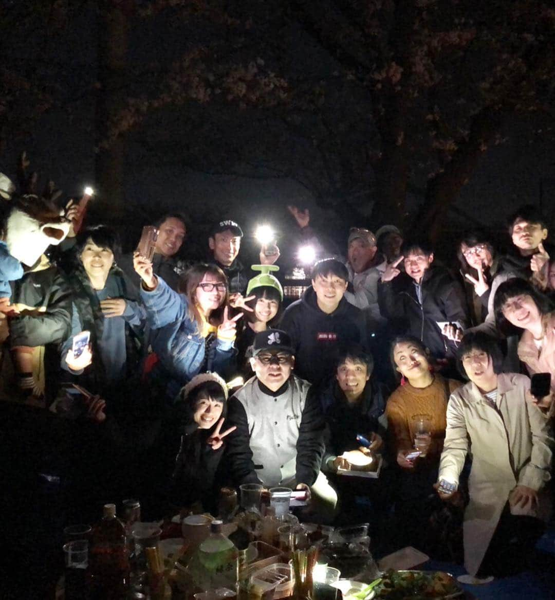 藤田裕樹さんのインスタグラム写真 - (藤田裕樹Instagram)「夜の鹿はグロ過ぎ。﻿ オラキオさんに誘って頂いて、お花見でした🌸 ﻿ 他事務所の先輩方や海外ドラマやテレビ番組の声優さんナレーターさん、放送作家さんなど総勢40名ぐらいでワイワイしました！ ﻿ 同じ、被り物タレントのメロンちゃん @memememelonchan も悩みが同じで面白かったです。笑﻿ やっぱり常に被り物を持ち歩くらしいですね😊 ﻿ 阿佐ヶ谷姉妹姉さんも最高でした！ ﻿ #鹿映え  #鹿stagram  #闇鹿  #お花見🌸  #駒沢公園  #毎年必ず思うこと  #花見の季節は夜まだまだ寒いやん  #毎年忘れる  #神様にお願いして桜咲く季節をズラすか  #4月をもう少しポカポカさせてほしい  #でも  #出会いや別れの季節に  #桜が咲いたり散ったりするのがピッタリなんよね  #よく出来てるわ  #さすが神様  #世界平和」4月8日 22時18分 - fujiboy0730