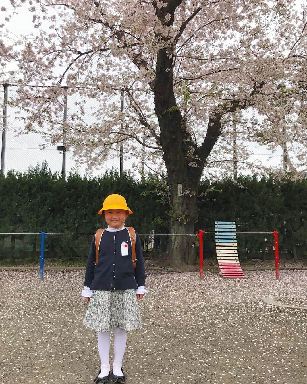 omatsuriccoのインスタグラム：「#今日のドルジ 2019.4.8 ・ She finally became an elementary school student🎒🌸 ・ 小学生になりました！！ 平成最後の入学式✨なんか嬉しい😂 ・ これから6年間、色んなことがあると思うけど、泣いて笑って、全てを糧にして素敵な人間になってね💚 そして、私にもそれを疑似体験させてね💚 ・ みんなもおめでとうー㊗️」