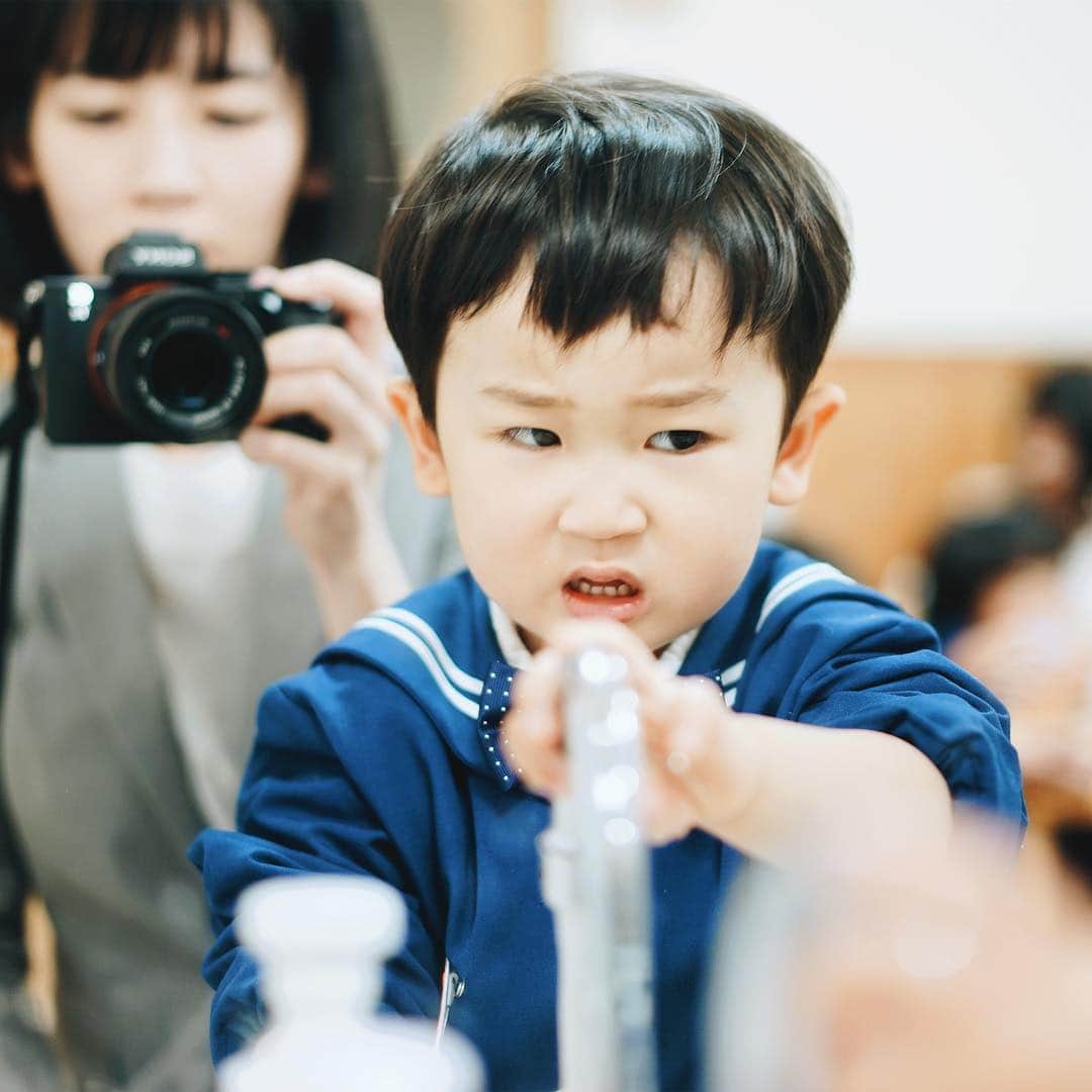 Takafumi Gotoのインスタグラム：「今日は季之介の進級式。あひる組にクラスチェンジ🏋🏻‍♂️僕は仕事だったので明咲実にカメラを託したら、すごい険しいの撮ってた。」