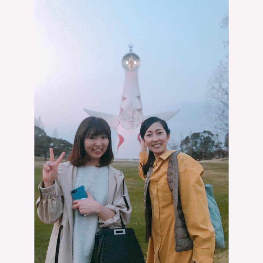 塚田文さんのインスタグラム写真 - (塚田文Instagram)「大阪の桜パート②  万博記念公園です。  ここも本当に見事な花盛り🌸でした。 この日は気温もとても温かくて、昼から晩まで居られると思った！  なんと万博記念公園の🎟チケットって再入場可能‼️ 露店が園内にも出ているけれど、公園外のEXPO CITYで色々買って持ち込みも良いかと👍✨ 大阪の桜パート①に引き続きお付き合い頂いたのは  写真3枚めの麻里ちゃん👩  インテリアコーディネーターの資格取得に向けて通ったスクールで知り合ったYoung girlが、おばちゃんに会いに来てくれた😭💕 勉強で大変だったこと、当日の試験で緊張したこと、憧れの建築物や、勉強して旅先で見るポイントが変わったこと、住空間や職場空間の大切さ…などなど話は尽きなかった〜🤪💦 同じ釜の飯は食って無いけど💦同じ空間で大石いづみ👩‍🏫先生に教えを請い、苦しくも楽しい時間を一緒に過ごしたあの時は宝物✨  感慨ひとしおな大阪の花見なのでした😊✨ #2019桜 #大阪 #茨木市 #万博記念公園 #インテリアコーディネーター #資格取得 #大石いづみ先生  #japantrip #japantravel #osaka #banpakukinenkoen #banpakukinenpark #cherryblossom」4月8日 22時21分 - tsukadaaya1976