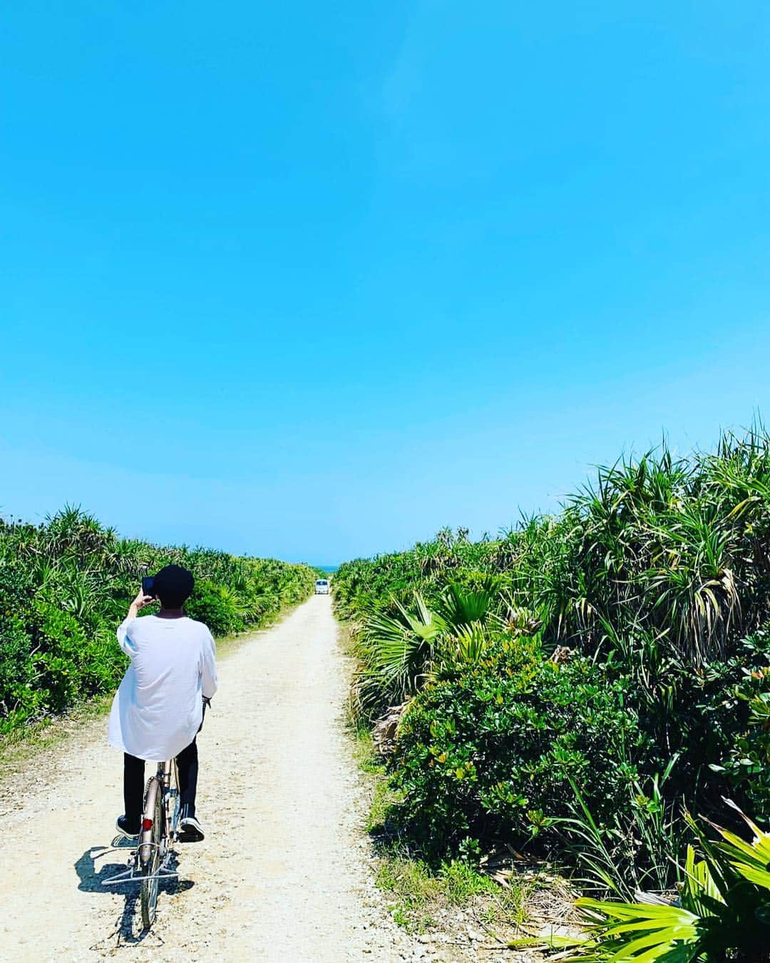 高木万平・心平さんのインスタグラム写真 - (高木万平・心平Instagram)「nature🏝☀️🌻shinpei  #twins #双子 #高木心平 #高木万平 #oneplusone #沖縄 #大自然 #離島 #unused  #h_beautyandyouth  #ct70  #パワー #神の島 #何年振りかの #チャリ #けった」4月8日 22時25分 - man_shin_takagi