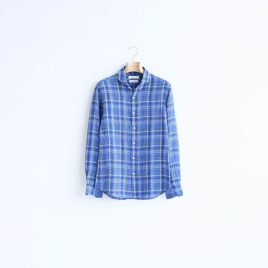 のインスタグラム：「【MONTI - Linen check shirt - 】﻿ ﻿ MONTI社のイタリア生産生地を使用した発色の美しさが特徴の麻100%シャツ。﻿ イタリアンメイドの生地クオリティーやファッショナブルなチェックパターンが目を引きます。﻿ ﻿ 色の混色・糸の交編を独自で行っている為、他の生地メーカーでは見られない素材。﻿ ﻿ リネン100%ながら、スリムなフィッティングと美しいシルエットを実現した上質な仕上がりとなっています。﻿ ﻿ ﻿ ﻿ Shirt : 【EDIFICE】¥15,000+tax﻿ ﻿ ﻿ ﻿ ﻿ ﻿ ﻿ #edifice #edificeoriginal #checkpattern #linenfabric #montilinen #tessituramonti #italyfashion #italyfabric #machinemade #dressshirt #mensfashion #mensdress #casualwear #casualshirt #mensstyle #menswear #menscoordinate #エディフィス #モンティ #シャツスタイル」