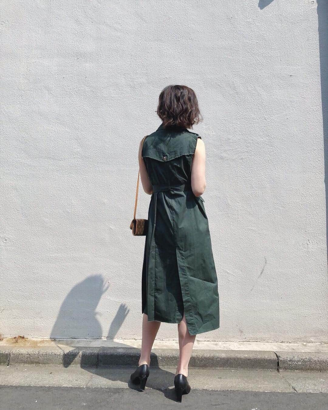 Ameri VINTAGE LUMINE SHINJUKUさんのインスタグラム写真 - (Ameri VINTAGE LUMINE SHINJUKUInstagram)「. 【NEW ARRIVAL】 . 4/9発売 ⚫︎CUT OFF TRENCH VEST BEG / GRN ¥20,300 (+tax) . 大人気のトレンチのワンピースが 今年も入荷します💕 . 使いやすいベージュもありますが、 お洒落な雰囲気のグリーンもおすすめです！ 羽織としても使えるので 今からでも着用していただけます！ . 是非店頭にてお試しくださいませ✨ . . #amerivintage #ameri #trench #vest #dress #onepiece #shinjuku #lumine2」4月8日 22時27分 - ameri_shinjuku