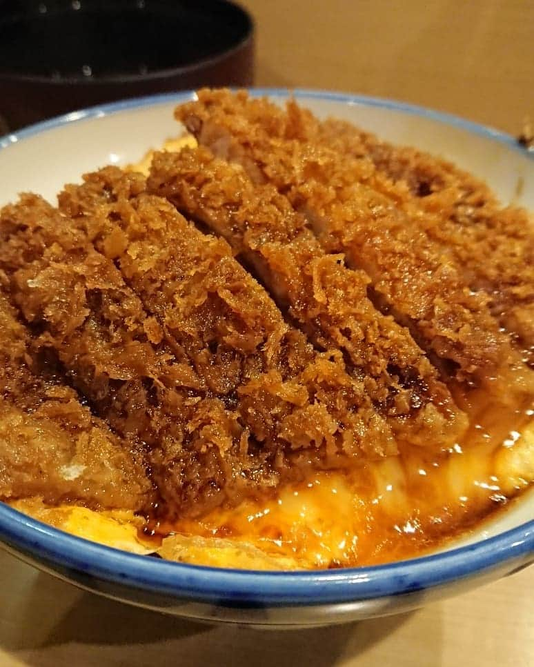 ニッチロー'さんのインスタグラム写真 - (ニッチロー'Instagram)「メニュー『かつ丼』のみ。  こういう店大好き。  #かつ丼 #カツ丼 #瑞兆  #かつどん屋 #卵でとじないカツ丼 #食テロ #ニッチ飯」4月8日 22時27分 - nicchiro5.1