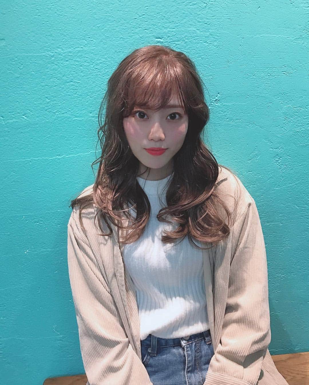 菜々香のインスタグラム：「New hair🦋🍓 いつもニュアンスでカラーを伝えるのですが、今回は春っぽいアッシュというオーダーで染めてもらいました。 仕上がりお気に入り。🥰 わたしの毛がグリーン系の色に変わりやすいから、毎日ピンクシャンプーを使ったほうがいいみたい🧴！ 頂いたN. のピンクシャンプーをしゃかしゃかしてます。色の変化も楽しみだね。  長年通っている美容院。 わたしの心のオアシスの一つでもあるの。 くだらない話を話せて、悩みも相談できる心が元気になる美容院。 最高🧼💗 #newhair#newhaircolor#ashhair#ash#hairstyle#instagood#instafashion#下北沢ash#下北沢#ヘアースタイル#ヘアーアレンジ#ヘアカラー#instananaka#nanaka#菜々香」