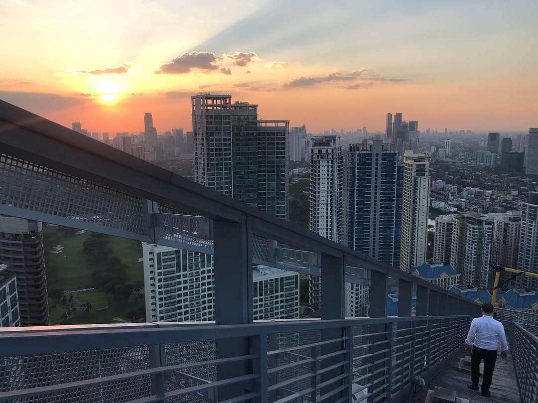 中山三奈さんのインスタグラム写真 - (中山三奈Instagram)「Beautiful sunset from top of the building😍🌇🇵🇭💕 #philippines #sunset #thankyou」4月8日 22時28分 - minanakayama