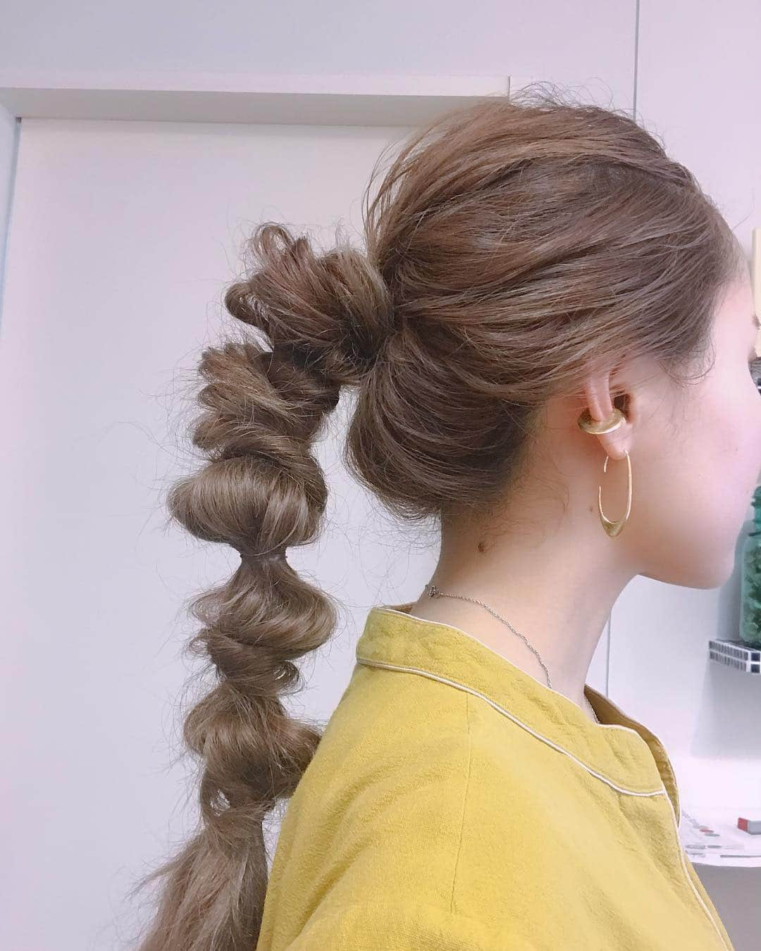 井上花実さんのインスタグラム写真 - (井上花実Instagram)「いつもの玉ねぎヘアの応用編👱🏼‍♀️☄️ 細い毛束をねじりながらポニテに巻きつけて、ゴムで結んだらほぐすだけ💫 これを繰り返したり、普通の玉ねぎをしたり、 複雑な動きに見えるけど簡単🙆‍♀️ : いつもダヴィネスのオーセンティックバターをつけてアレンジしてます🧞‍♀️ : #ポニテ#ポニテアレンジ#ひとつ結び #アレンジ#ヘアアレンジ#セルフアレンジ#簡単アレンジ#玉ねぎヘアー #玉ねぎヘア#ねじりアレンジ #編みおろし#編みおろしアレンジ#hair#hairstyle#髪#髪型#髪の毛」4月8日 22時29分 - hana87_mi3