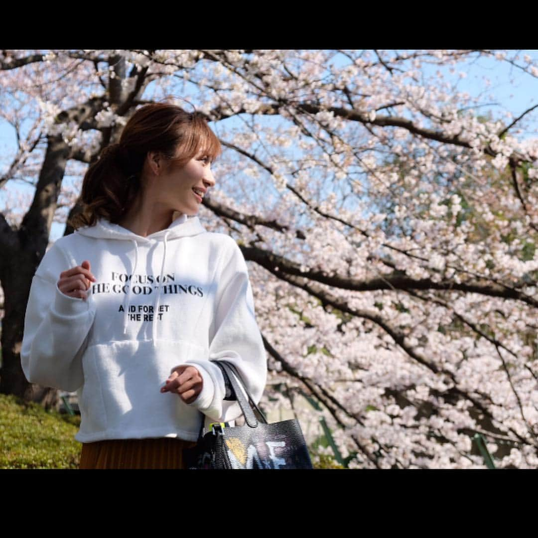 新山千春さんのインスタグラム写真 - (新山千春Instagram)「#Cherryblossom 🌸 . managerの 哲さん⭐️が 一眼レフ📸でとってくれましたぁ (*´╰╯`๓)♬ . 明日はめちゃくちゃ 楽しみなLIVE🎼.•*¨*•.¸¸🎶 😍💜🎤 .  _____________________________________________________🌴#LA 好き❤ #art 🎨好き#🌸 #Japaneseactress #casualcoordinate #denimcoordinate #makeup #model  #mamastyle #Instagood #hairarrange #fashion  #outfit #casualstyle  #outfitstyle #촬영 #粉我 #나를따르라  #fashionistas #dailylook #coodinate #いいね 💘#フォロー ありがとうございます🌹#新山千春  _____________________________________________」4月8日 22時29分 - chiharuuu_0114