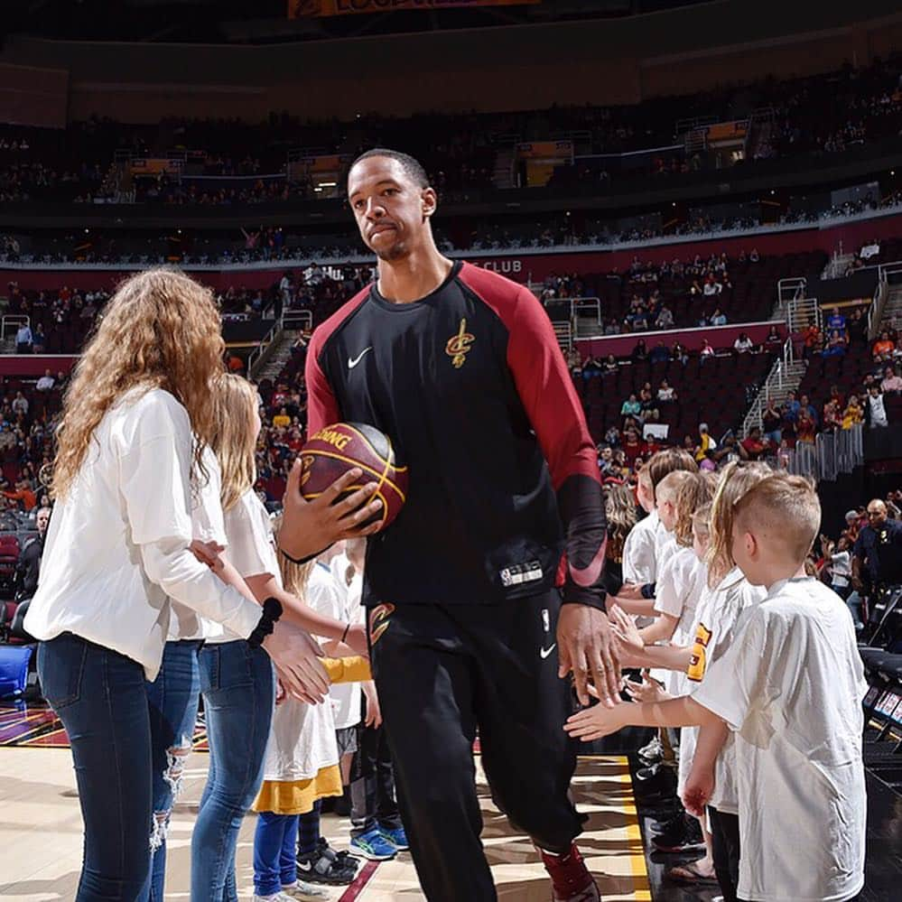 キャブスさんのインスタグラム写真 - (キャブスInstagram)「Last night we came together to say #ThankYouChanning.  From tipoff to final buzzer, love for the fan and team favorite big man was palpable.」4月8日 22時30分 - cavs