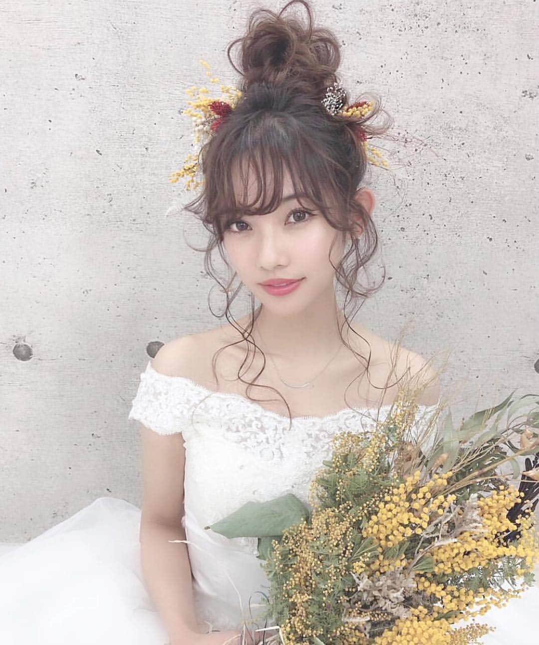プレ花嫁の結婚式準備アプリ♡ -ウェディングニュースさんのインスタグラム写真 - (プレ花嫁の結婚式準備アプリ♡ -ウェディングニュースInstagram)「ナチュラル可愛い花嫁コーデ4選🌿photo10枚✨可愛いブライダルヘアにもご注目💕 * * * こちらのお写真は  @daisuke_5511 さんからリグラムさせていただきました🌟 #ウェディングニュース のタグにお写真を投稿してくださり、ありがとうございました😊✨ * * * * * daisuke_5511さんのプロデュースする花嫁 #コーディネート と #ヘアスタイル がどれもとっても素敵なです🌿💕 * カバーはミモザを使ったナチュラル可愛いコーディネート🌼💕 * model @matyumae  dress @dress2style_shop  hair/photo @daisuke_5511  ブーケ @jewel_flower_antique  @jewel_flower_ * オフショルの可愛い #ウェディングドレス にバサッとしたナチュラルな #ブーケ 💕 * ゆるふわ #お団子ヘア にミモザと赤のお花が引き立った #ヘッドドレス がとっても可愛いですよね😍 * どこに注目しても可愛いが詰まったオシャレコーディネートです💕 * 他のコーデ＆ヘアもとっても素敵なのでぜひスワイプ👉🏻してチェックしてみてくださいね💕 * * * ＼📷投稿お待ちしています／ * 花嫁はもちろん、業者さんも大歓迎✨ アナタのお写真をご紹介してもOKという方は、ぜひ #ウェディングニュース にお写真を投稿してください💕 * * ⬇︎関連アカウント⬇︎ * 💒式場検索 【 @weddingnews_concierge 】 👰マイレポ花嫁 【 @weddingnews_brides 】 🎉プレゼントキャンペーン 【 @weddingnews_event 】 * * その他、編集部からの連絡専用 @weddingnews_contact や、スタッフ個人の連絡用として @WN_xxxx（xxxは個人名）があります💕 * ………………………………………… ❤️WeddingNewsとは？ * * 花嫁のリアルな”声”から生まれた 花嫁支持率No1✨スマホアプリです📱💕 * * 🌸知りたい… #結婚式準備 に役立つ記事を毎日150件配信中♩ * 🌸見たい… インスタの #ウェディング 系投稿TOP100が毎日チェックできる＊IG画像の複数ワード検索も可♩ * 🌸叶えたい… #結婚式 関連の予約サイトが大集合♩ * 🌸伝えたい… 自分の結婚式レポ『マイレポ』が簡単に作れる♩先輩花嫁のレポが読める♩ * * @weddingnews_editor のURLからDLしてね✨ * * * #プレ花嫁 #結婚  #花嫁  #ウエディング #ナチュラルウェディング #披露宴 #お色直し #挙式 #ウェディングドレス #カラードレス #ブライダルヘア #ウェディングヘア #ヘアアレンジ #おしゃれさんと繋がりたい #ドライフラワー #アップスタイル #2019秋婚 #2019夏婚」4月8日 22時30分 - weddingnews_editor