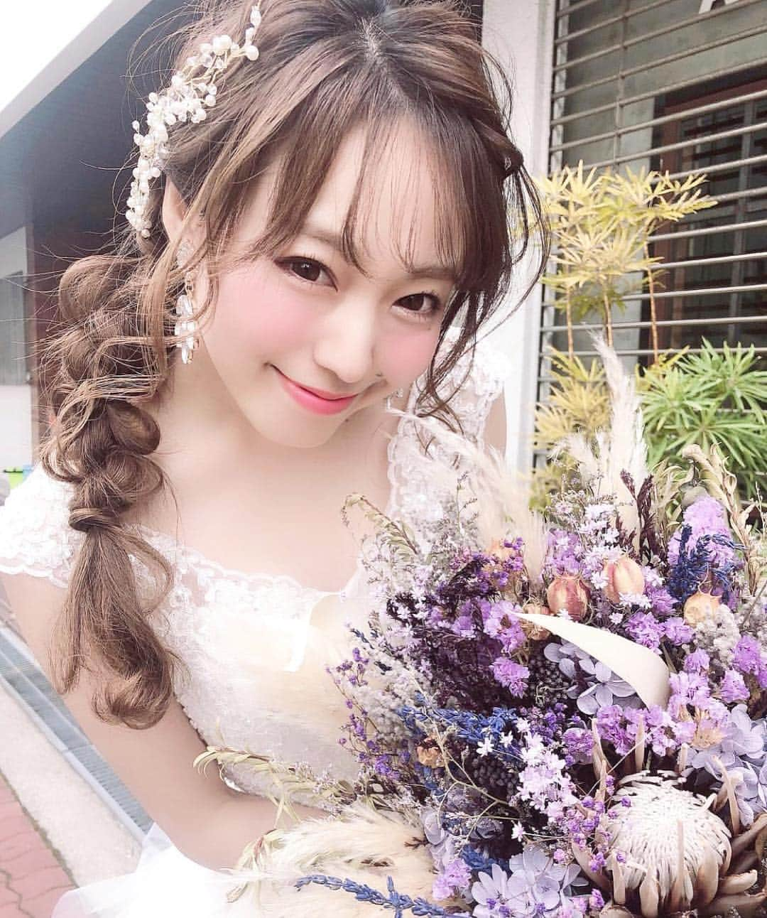 プレ花嫁の結婚式準備アプリ♡ -ウェディングニュースさんのインスタグラム写真 - (プレ花嫁の結婚式準備アプリ♡ -ウェディングニュースInstagram)「ナチュラル可愛い花嫁コーデ4選🌿photo10枚✨可愛いブライダルヘアにもご注目💕 * * * こちらのお写真は  @daisuke_5511 さんからリグラムさせていただきました🌟 #ウェディングニュース のタグにお写真を投稿してくださり、ありがとうございました😊✨ * * * * * daisuke_5511さんのプロデュースする花嫁 #コーディネート と #ヘアスタイル がどれもとっても素敵なです🌿💕 * カバーはミモザを使ったナチュラル可愛いコーディネート🌼💕 * model @matyumae  dress @dress2style_shop  hair/photo @daisuke_5511  ブーケ @jewel_flower_antique  @jewel_flower_ * オフショルの可愛い #ウェディングドレス にバサッとしたナチュラルな #ブーケ 💕 * ゆるふわ #お団子ヘア にミモザと赤のお花が引き立った #ヘッドドレス がとっても可愛いですよね😍 * どこに注目しても可愛いが詰まったオシャレコーディネートです💕 * 他のコーデ＆ヘアもとっても素敵なのでぜひスワイプ👉🏻してチェックしてみてくださいね💕 * * * ＼📷投稿お待ちしています／ * 花嫁はもちろん、業者さんも大歓迎✨ アナタのお写真をご紹介してもOKという方は、ぜひ #ウェディングニュース にお写真を投稿してください💕 * * ⬇︎関連アカウント⬇︎ * 💒式場検索 【 @weddingnews_concierge 】 👰マイレポ花嫁 【 @weddingnews_brides 】 🎉プレゼントキャンペーン 【 @weddingnews_event 】 * * その他、編集部からの連絡専用 @weddingnews_contact や、スタッフ個人の連絡用として @WN_xxxx（xxxは個人名）があります💕 * ………………………………………… ❤️WeddingNewsとは？ * * 花嫁のリアルな”声”から生まれた 花嫁支持率No1✨スマホアプリです📱💕 * * 🌸知りたい… #結婚式準備 に役立つ記事を毎日150件配信中♩ * 🌸見たい… インスタの #ウェディング 系投稿TOP100が毎日チェックできる＊IG画像の複数ワード検索も可♩ * 🌸叶えたい… #結婚式 関連の予約サイトが大集合♩ * 🌸伝えたい… 自分の結婚式レポ『マイレポ』が簡単に作れる♩先輩花嫁のレポが読める♩ * * @weddingnews_editor のURLからDLしてね✨ * * * #プレ花嫁 #結婚  #花嫁  #ウエディング #ナチュラルウェディング #披露宴 #お色直し #挙式 #ウェディングドレス #カラードレス #ブライダルヘア #ウェディングヘア #ヘアアレンジ #おしゃれさんと繋がりたい #ドライフラワー #アップスタイル #2019秋婚 #2019夏婚」4月8日 22時30分 - weddingnews_editor