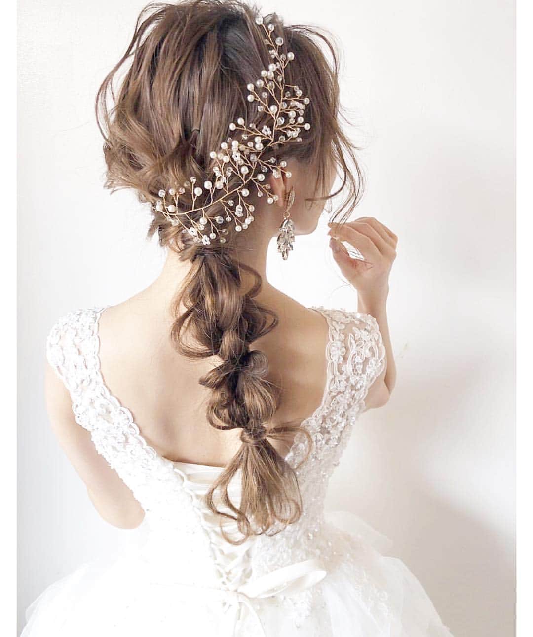 プレ花嫁の結婚式準備アプリ♡ -ウェディングニュースさんのインスタグラム写真 - (プレ花嫁の結婚式準備アプリ♡ -ウェディングニュースInstagram)「ナチュラル可愛い花嫁コーデ4選🌿photo10枚✨可愛いブライダルヘアにもご注目💕 * * * こちらのお写真は  @daisuke_5511 さんからリグラムさせていただきました🌟 #ウェディングニュース のタグにお写真を投稿してくださり、ありがとうございました😊✨ * * * * * daisuke_5511さんのプロデュースする花嫁 #コーディネート と #ヘアスタイル がどれもとっても素敵なです🌿💕 * カバーはミモザを使ったナチュラル可愛いコーディネート🌼💕 * model @matyumae  dress @dress2style_shop  hair/photo @daisuke_5511  ブーケ @jewel_flower_antique  @jewel_flower_ * オフショルの可愛い #ウェディングドレス にバサッとしたナチュラルな #ブーケ 💕 * ゆるふわ #お団子ヘア にミモザと赤のお花が引き立った #ヘッドドレス がとっても可愛いですよね😍 * どこに注目しても可愛いが詰まったオシャレコーディネートです💕 * 他のコーデ＆ヘアもとっても素敵なのでぜひスワイプ👉🏻してチェックしてみてくださいね💕 * * * ＼📷投稿お待ちしています／ * 花嫁はもちろん、業者さんも大歓迎✨ アナタのお写真をご紹介してもOKという方は、ぜひ #ウェディングニュース にお写真を投稿してください💕 * * ⬇︎関連アカウント⬇︎ * 💒式場検索 【 @weddingnews_concierge 】 👰マイレポ花嫁 【 @weddingnews_brides 】 🎉プレゼントキャンペーン 【 @weddingnews_event 】 * * その他、編集部からの連絡専用 @weddingnews_contact や、スタッフ個人の連絡用として @WN_xxxx（xxxは個人名）があります💕 * ………………………………………… ❤️WeddingNewsとは？ * * 花嫁のリアルな”声”から生まれた 花嫁支持率No1✨スマホアプリです📱💕 * * 🌸知りたい… #結婚式準備 に役立つ記事を毎日150件配信中♩ * 🌸見たい… インスタの #ウェディング 系投稿TOP100が毎日チェックできる＊IG画像の複数ワード検索も可♩ * 🌸叶えたい… #結婚式 関連の予約サイトが大集合♩ * 🌸伝えたい… 自分の結婚式レポ『マイレポ』が簡単に作れる♩先輩花嫁のレポが読める♩ * * @weddingnews_editor のURLからDLしてね✨ * * * #プレ花嫁 #結婚  #花嫁  #ウエディング #ナチュラルウェディング #披露宴 #お色直し #挙式 #ウェディングドレス #カラードレス #ブライダルヘア #ウェディングヘア #ヘアアレンジ #おしゃれさんと繋がりたい #ドライフラワー #アップスタイル #2019秋婚 #2019夏婚」4月8日 22時30分 - weddingnews_editor