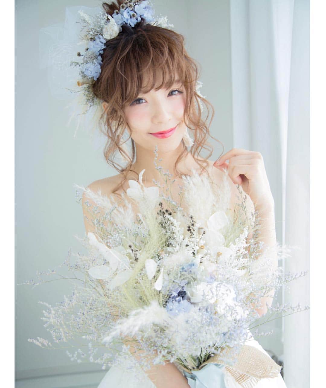 プレ花嫁の結婚式準備アプリ♡ -ウェディングニュースさんのインスタグラム写真 - (プレ花嫁の結婚式準備アプリ♡ -ウェディングニュースInstagram)「ナチュラル可愛い花嫁コーデ4選🌿photo10枚✨可愛いブライダルヘアにもご注目💕 * * * こちらのお写真は  @daisuke_5511 さんからリグラムさせていただきました🌟 #ウェディングニュース のタグにお写真を投稿してくださり、ありがとうございました😊✨ * * * * * daisuke_5511さんのプロデュースする花嫁 #コーディネート と #ヘアスタイル がどれもとっても素敵なです🌿💕 * カバーはミモザを使ったナチュラル可愛いコーディネート🌼💕 * model @matyumae  dress @dress2style_shop  hair/photo @daisuke_5511  ブーケ @jewel_flower_antique  @jewel_flower_ * オフショルの可愛い #ウェディングドレス にバサッとしたナチュラルな #ブーケ 💕 * ゆるふわ #お団子ヘア にミモザと赤のお花が引き立った #ヘッドドレス がとっても可愛いですよね😍 * どこに注目しても可愛いが詰まったオシャレコーディネートです💕 * 他のコーデ＆ヘアもとっても素敵なのでぜひスワイプ👉🏻してチェックしてみてくださいね💕 * * * ＼📷投稿お待ちしています／ * 花嫁はもちろん、業者さんも大歓迎✨ アナタのお写真をご紹介してもOKという方は、ぜひ #ウェディングニュース にお写真を投稿してください💕 * * ⬇︎関連アカウント⬇︎ * 💒式場検索 【 @weddingnews_concierge 】 👰マイレポ花嫁 【 @weddingnews_brides 】 🎉プレゼントキャンペーン 【 @weddingnews_event 】 * * その他、編集部からの連絡専用 @weddingnews_contact や、スタッフ個人の連絡用として @WN_xxxx（xxxは個人名）があります💕 * ………………………………………… ❤️WeddingNewsとは？ * * 花嫁のリアルな”声”から生まれた 花嫁支持率No1✨スマホアプリです📱💕 * * 🌸知りたい… #結婚式準備 に役立つ記事を毎日150件配信中♩ * 🌸見たい… インスタの #ウェディング 系投稿TOP100が毎日チェックできる＊IG画像の複数ワード検索も可♩ * 🌸叶えたい… #結婚式 関連の予約サイトが大集合♩ * 🌸伝えたい… 自分の結婚式レポ『マイレポ』が簡単に作れる♩先輩花嫁のレポが読める♩ * * @weddingnews_editor のURLからDLしてね✨ * * * #プレ花嫁 #結婚  #花嫁  #ウエディング #ナチュラルウェディング #披露宴 #お色直し #挙式 #ウェディングドレス #カラードレス #ブライダルヘア #ウェディングヘア #ヘアアレンジ #おしゃれさんと繋がりたい #ドライフラワー #アップスタイル #2019秋婚 #2019夏婚」4月8日 22時30分 - weddingnews_editor