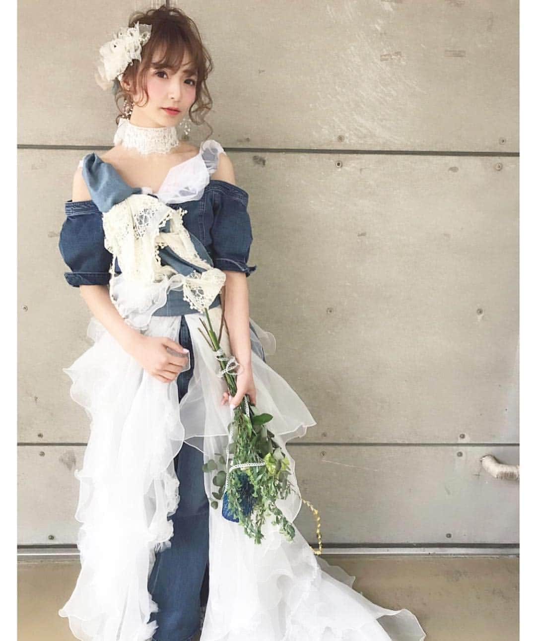 プレ花嫁の結婚式準備アプリ♡ -ウェディングニュースさんのインスタグラム写真 - (プレ花嫁の結婚式準備アプリ♡ -ウェディングニュースInstagram)「ナチュラル可愛い花嫁コーデ4選🌿photo10枚✨可愛いブライダルヘアにもご注目💕 * * * こちらのお写真は  @daisuke_5511 さんからリグラムさせていただきました🌟 #ウェディングニュース のタグにお写真を投稿してくださり、ありがとうございました😊✨ * * * * * daisuke_5511さんのプロデュースする花嫁 #コーディネート と #ヘアスタイル がどれもとっても素敵なです🌿💕 * カバーはミモザを使ったナチュラル可愛いコーディネート🌼💕 * model @matyumae  dress @dress2style_shop  hair/photo @daisuke_5511  ブーケ @jewel_flower_antique  @jewel_flower_ * オフショルの可愛い #ウェディングドレス にバサッとしたナチュラルな #ブーケ 💕 * ゆるふわ #お団子ヘア にミモザと赤のお花が引き立った #ヘッドドレス がとっても可愛いですよね😍 * どこに注目しても可愛いが詰まったオシャレコーディネートです💕 * 他のコーデ＆ヘアもとっても素敵なのでぜひスワイプ👉🏻してチェックしてみてくださいね💕 * * * ＼📷投稿お待ちしています／ * 花嫁はもちろん、業者さんも大歓迎✨ アナタのお写真をご紹介してもOKという方は、ぜひ #ウェディングニュース にお写真を投稿してください💕 * * ⬇︎関連アカウント⬇︎ * 💒式場検索 【 @weddingnews_concierge 】 👰マイレポ花嫁 【 @weddingnews_brides 】 🎉プレゼントキャンペーン 【 @weddingnews_event 】 * * その他、編集部からの連絡専用 @weddingnews_contact や、スタッフ個人の連絡用として @WN_xxxx（xxxは個人名）があります💕 * ………………………………………… ❤️WeddingNewsとは？ * * 花嫁のリアルな”声”から生まれた 花嫁支持率No1✨スマホアプリです📱💕 * * 🌸知りたい… #結婚式準備 に役立つ記事を毎日150件配信中♩ * 🌸見たい… インスタの #ウェディング 系投稿TOP100が毎日チェックできる＊IG画像の複数ワード検索も可♩ * 🌸叶えたい… #結婚式 関連の予約サイトが大集合♩ * 🌸伝えたい… 自分の結婚式レポ『マイレポ』が簡単に作れる♩先輩花嫁のレポが読める♩ * * @weddingnews_editor のURLからDLしてね✨ * * * #プレ花嫁 #結婚  #花嫁  #ウエディング #ナチュラルウェディング #披露宴 #お色直し #挙式 #ウェディングドレス #カラードレス #ブライダルヘア #ウェディングヘア #ヘアアレンジ #おしゃれさんと繋がりたい #ドライフラワー #アップスタイル #2019秋婚 #2019夏婚」4月8日 22時30分 - weddingnews_editor