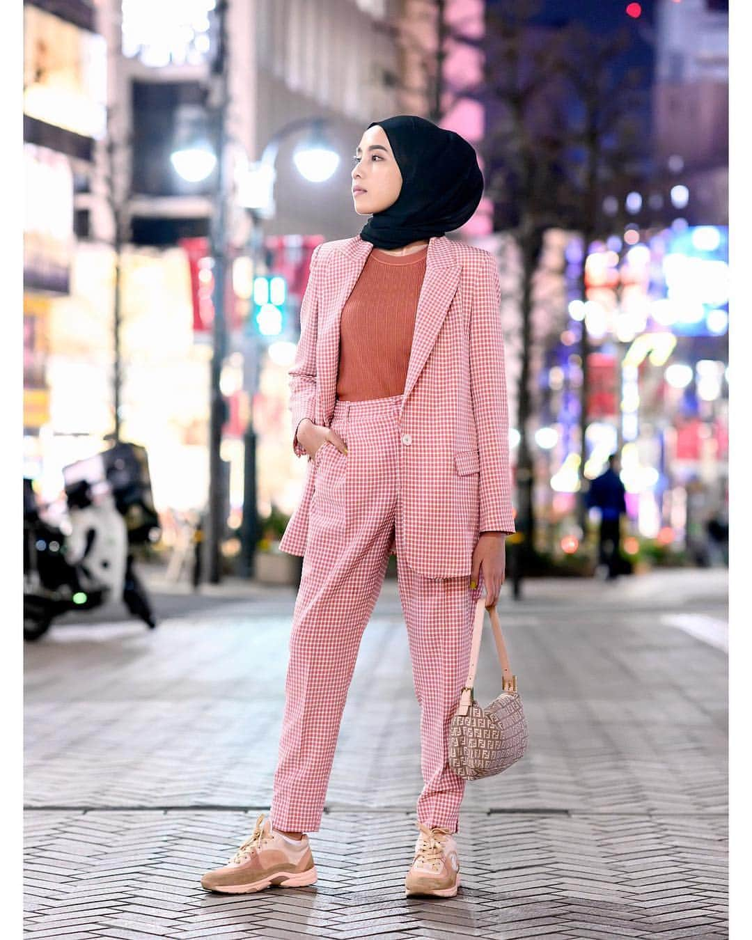 Harajuku Japanさんのインスタグラム写真 - (Harajuku JapanInstagram)「We met @AmeliaElle, a hijabi fashion blogger from Indonesia, on the street in Tokyo's Shibuya neighborhood! She was wearing a pink check Zara suit, Fendi logo bag, and pink Chanel sneakers.」4月8日 22時39分 - tokyofashion